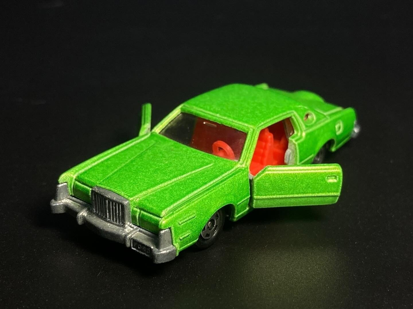 これぞ昭和のアメ車」──トミカNo.F4 フォード・コンチネンタル