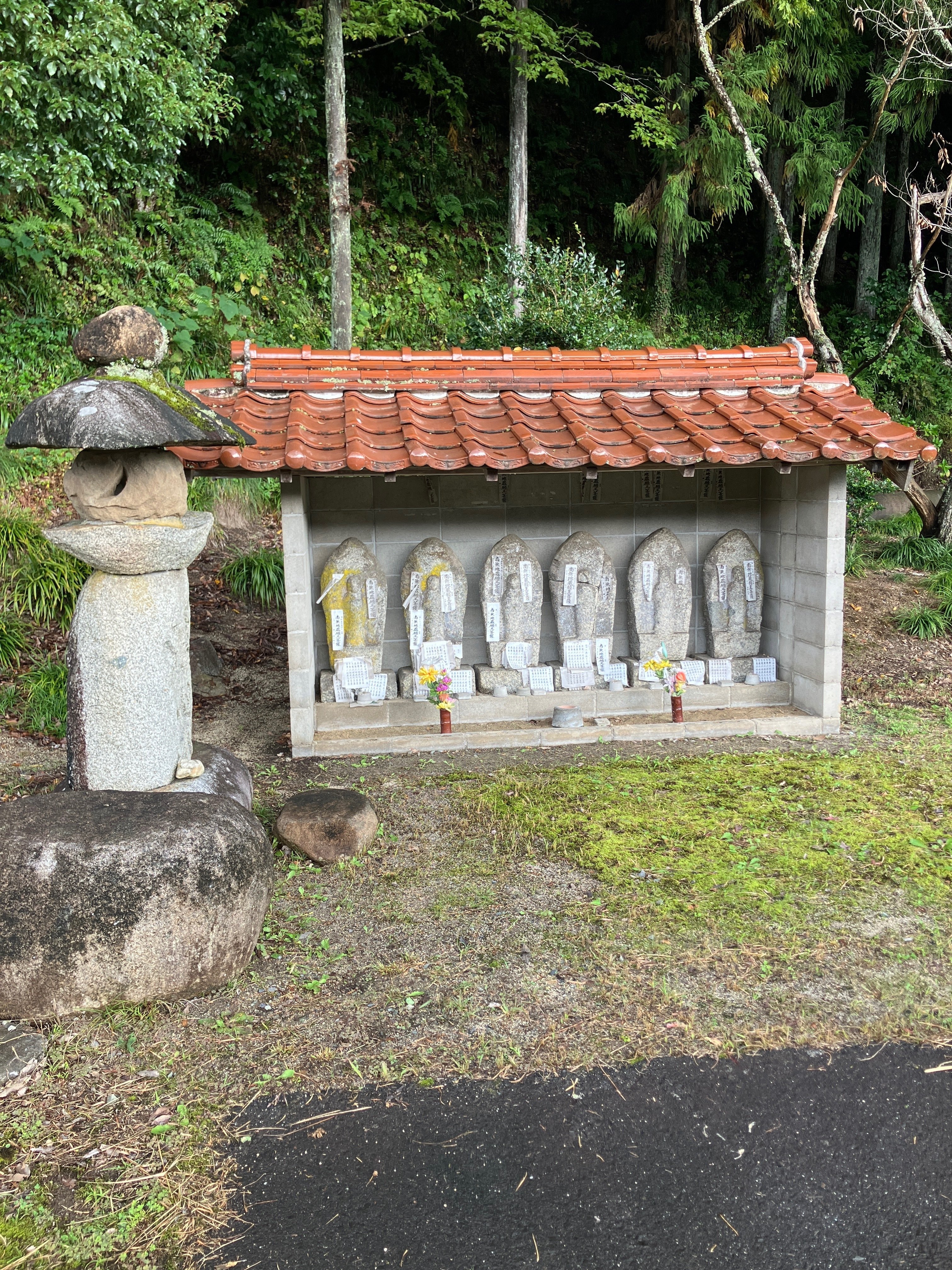 父の故郷の石灯籠（佛）と六地蔵｜合同会社カミイズミヤ（舊