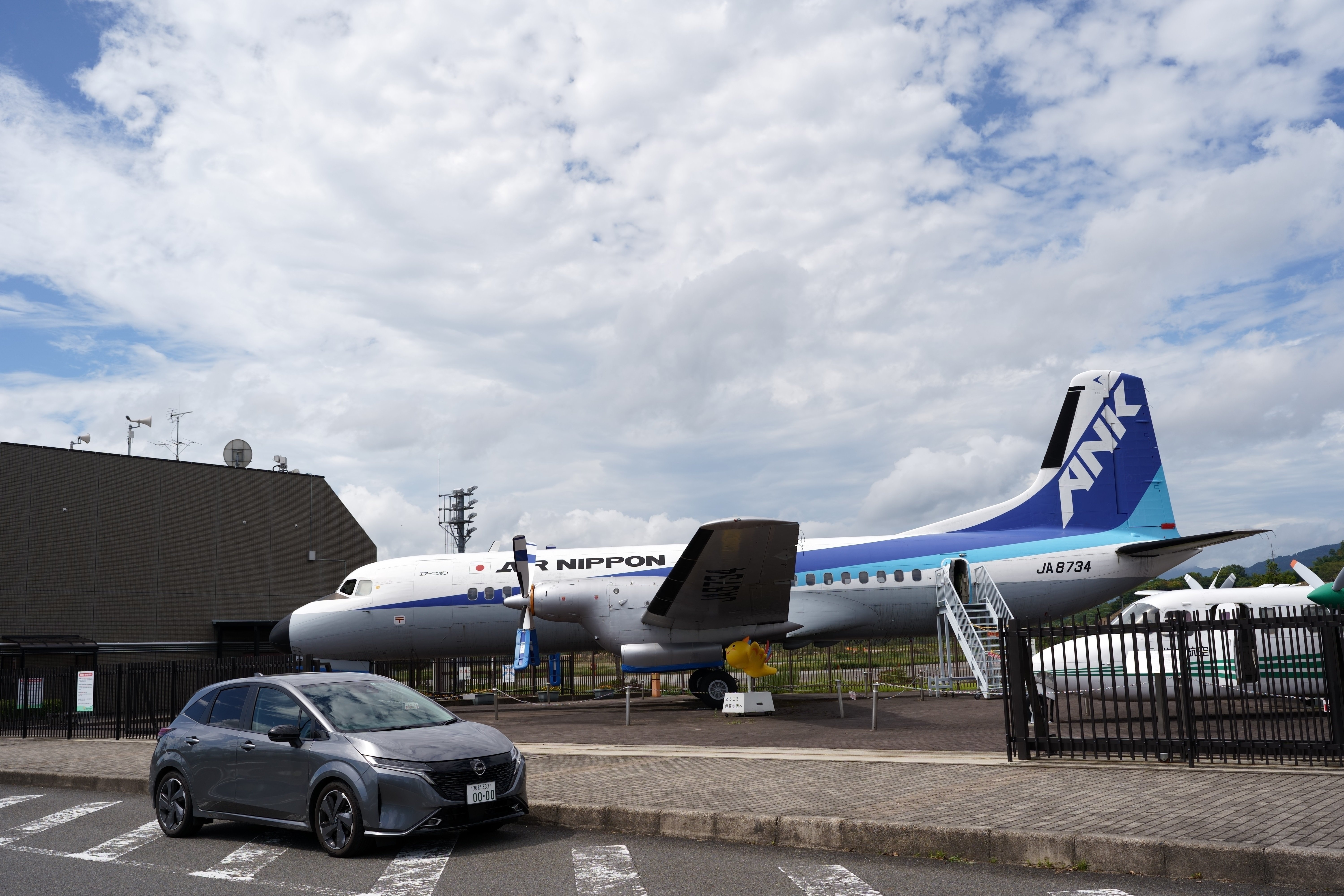 コウノトリ但馬空港 ～ YS-11の前で ～｜hitoyasumi_hitoyasumi