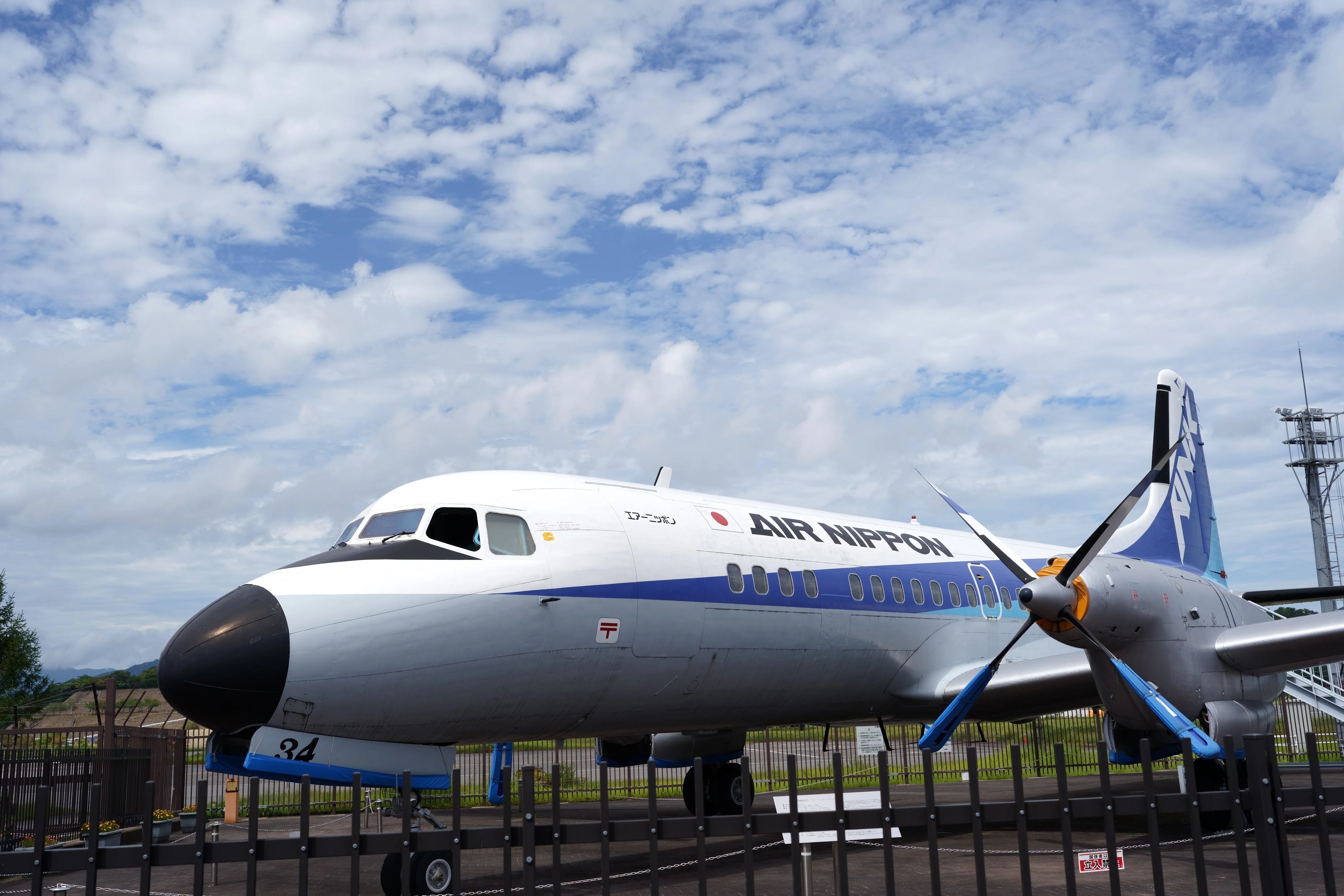 コウノトリ但馬空港 ～ YS-11の前で ～｜hitoyasumi_hitoyasumi