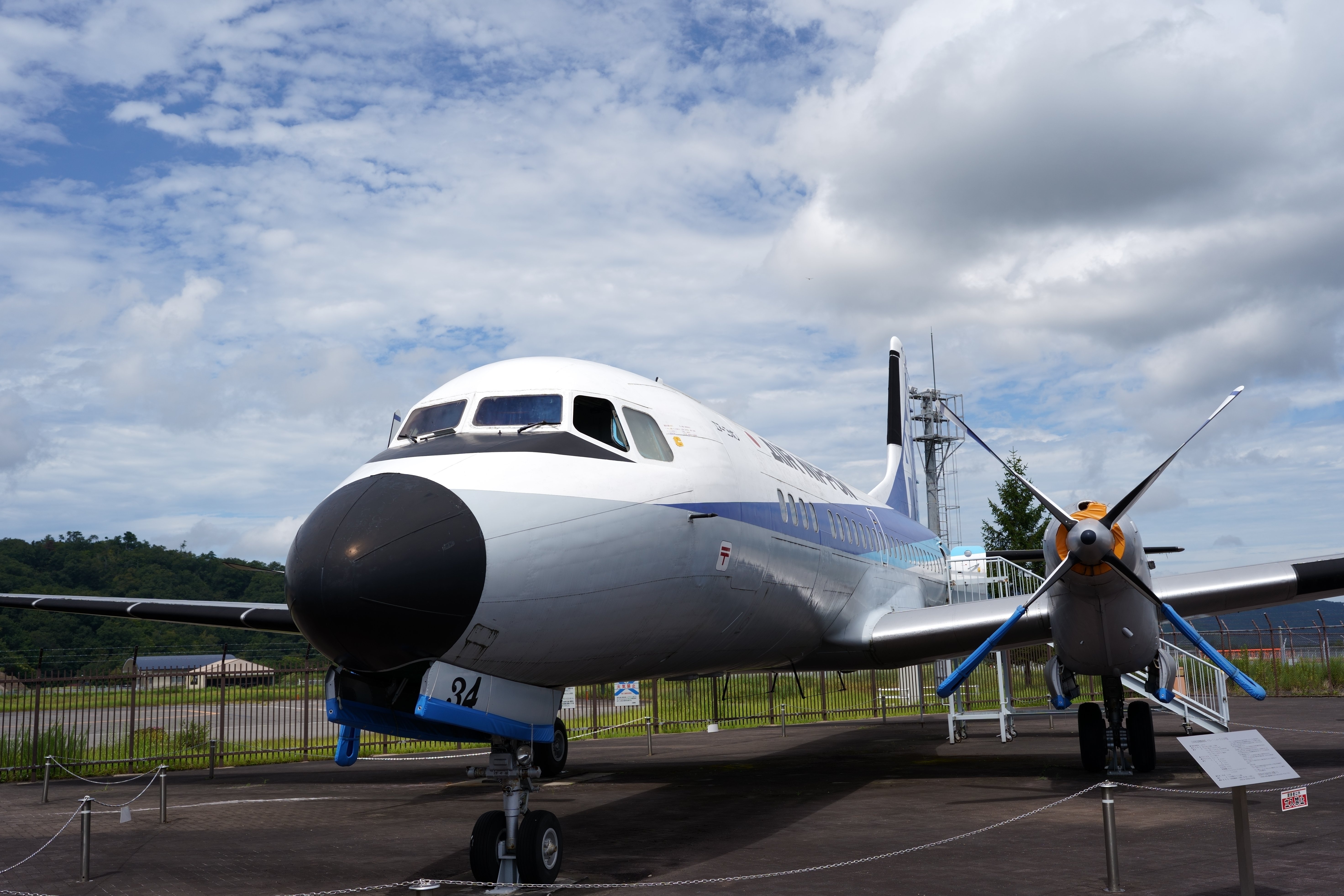 コウノトリ但馬空港 ～ YS-11の前で ～｜hitoyasumi_hitoyasumi