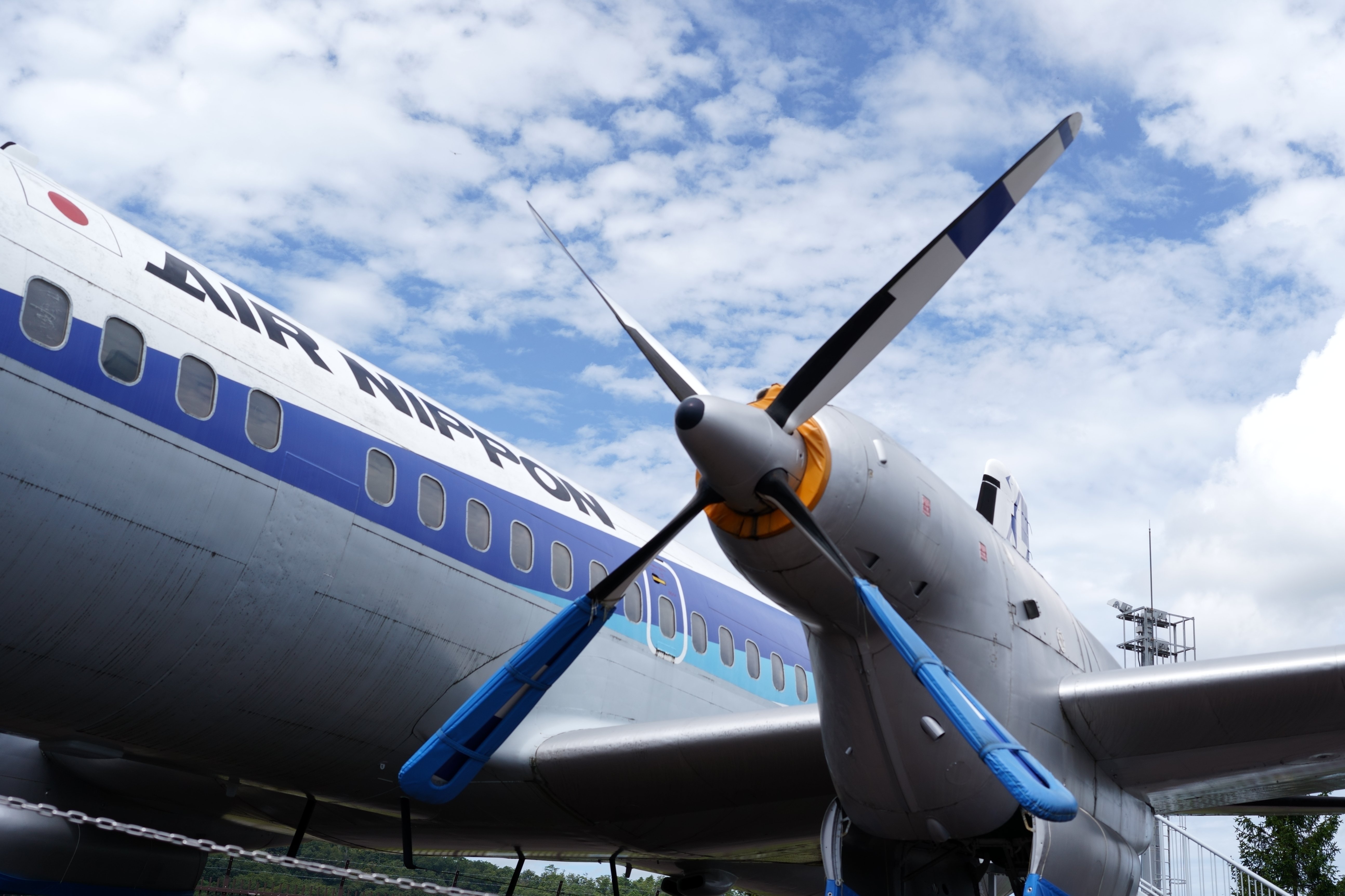 コウノトリ但馬空港 ～ YS-11の前で ～｜hitoyasumi_hitoyasumi