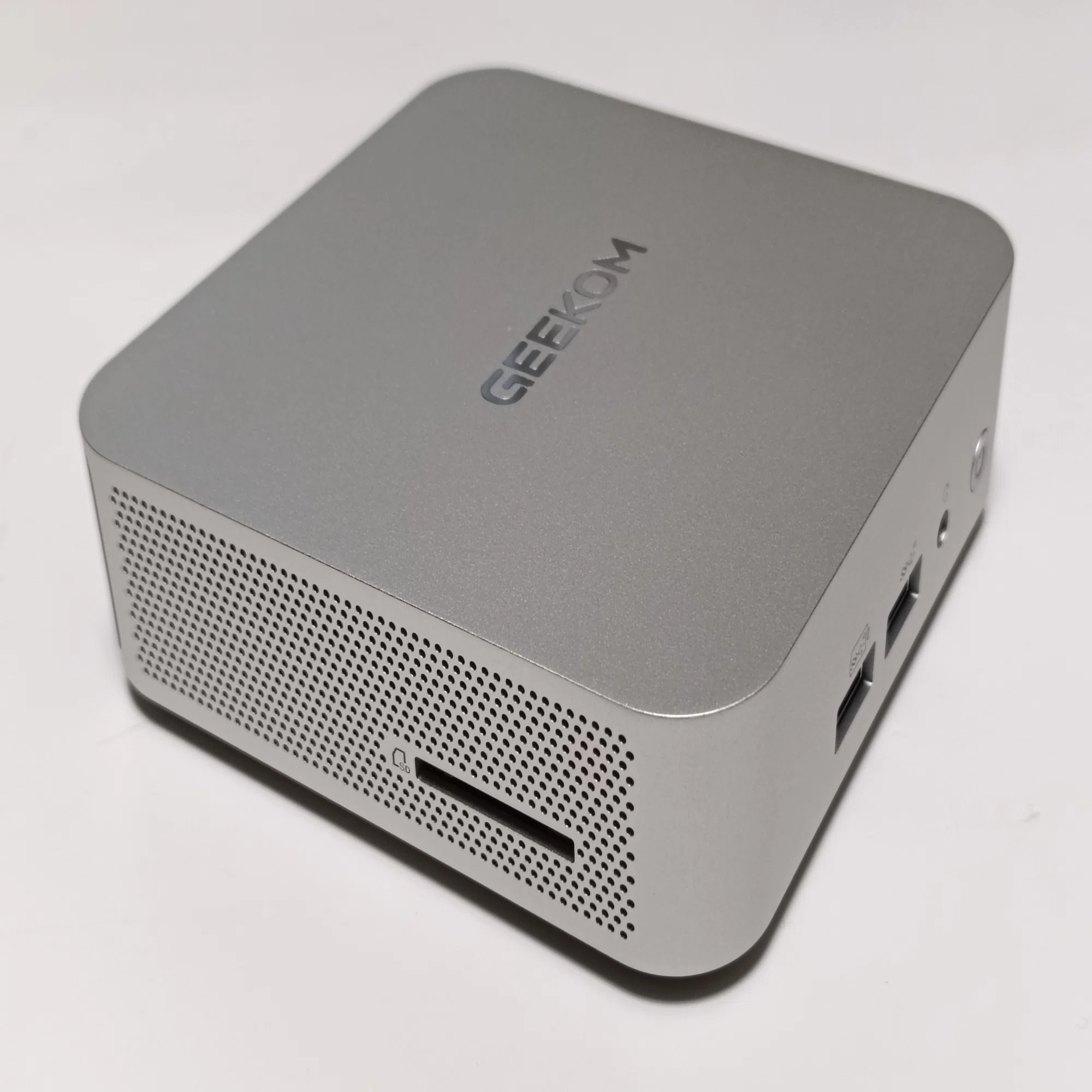 GEEKOM A6を試す｜「足るを知る」大人のための一台｜神宮カミト