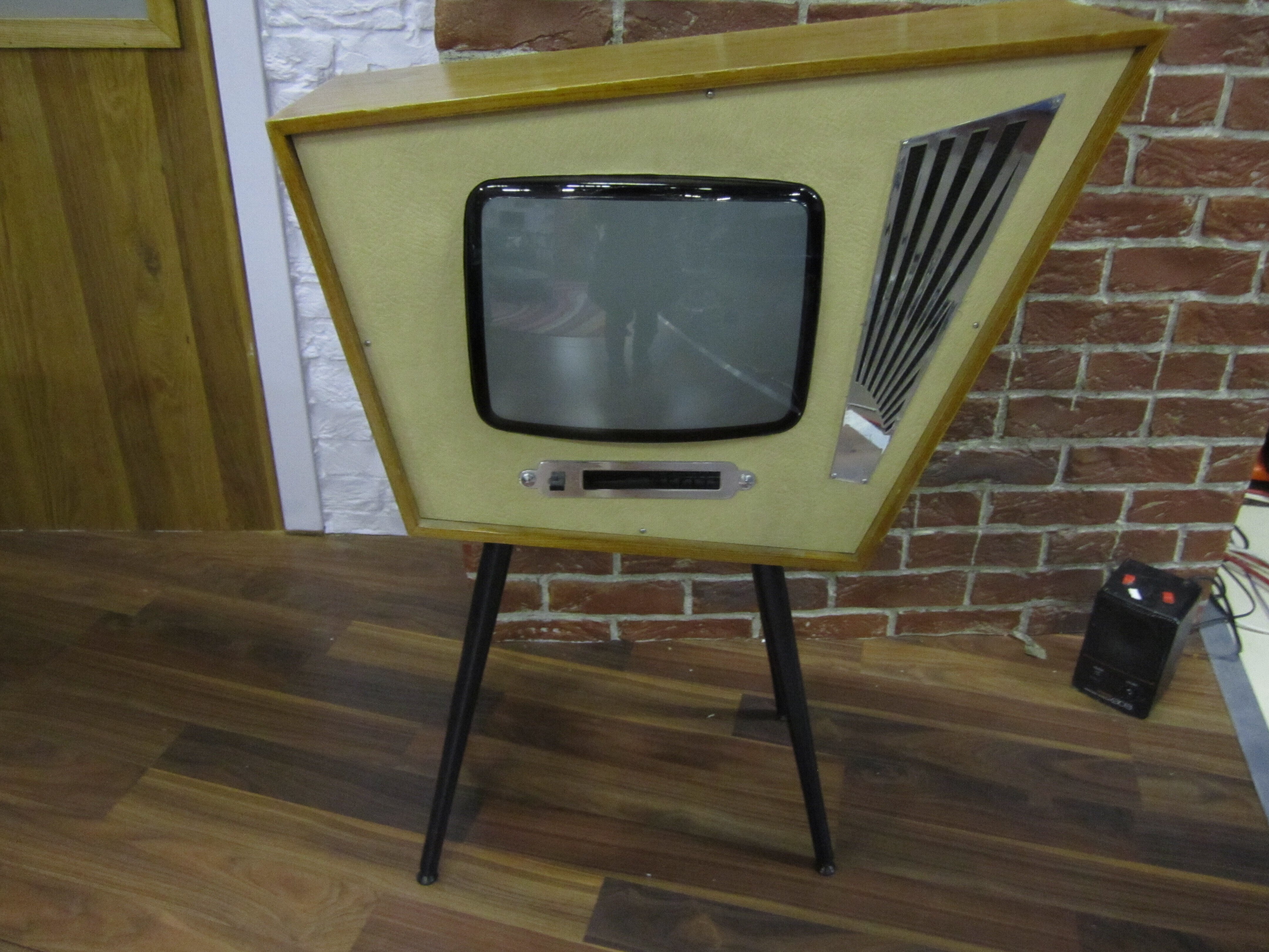 昭和のレトルなあテレビです 昭和のポータブルテレビ｜昭和レトログラフィティ