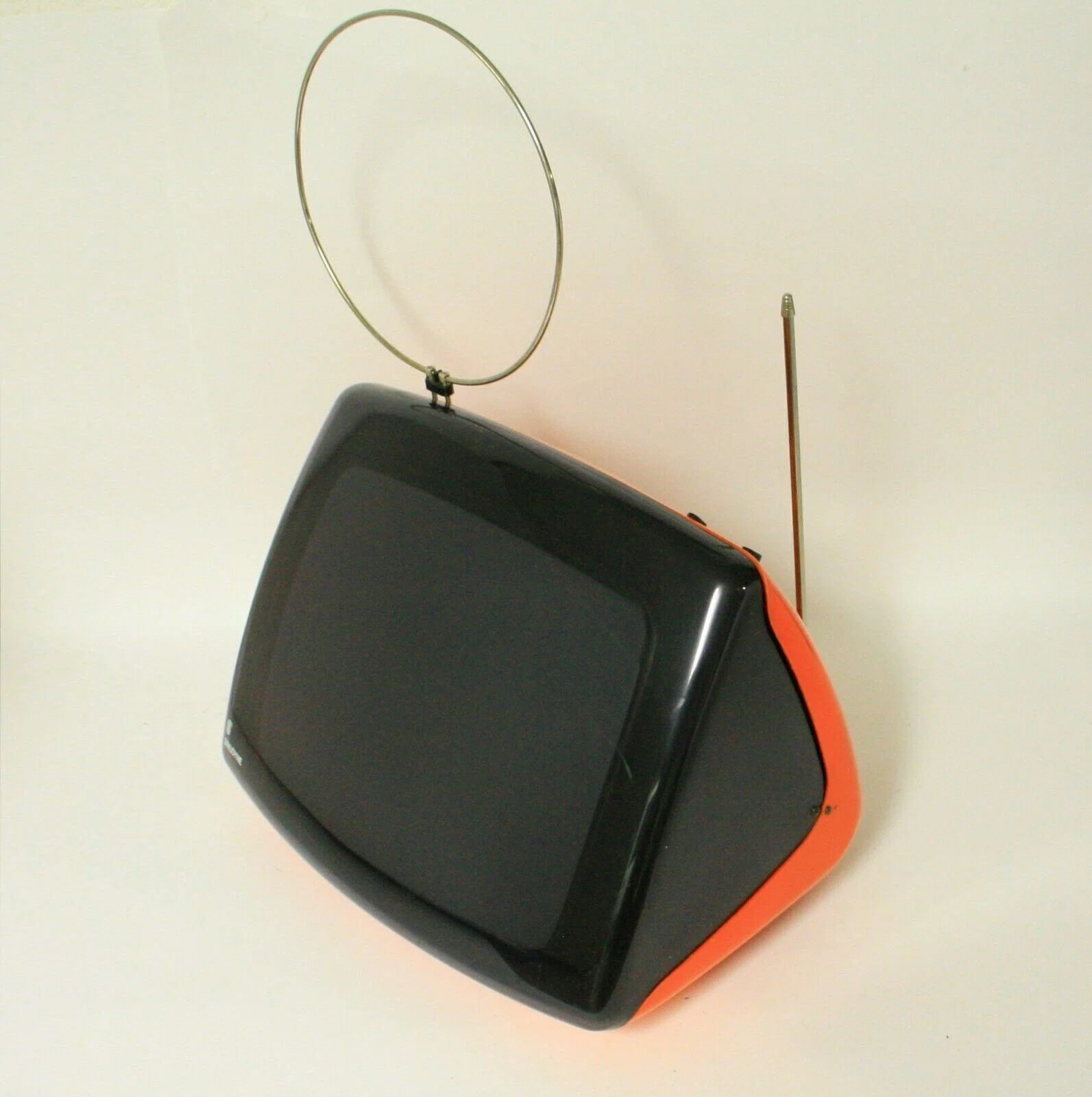 昭和のポータブルテレビ｜昭和レトログラフィティ