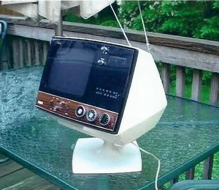 昭和のポータブルテレビ｜昭和レトログラフィティ