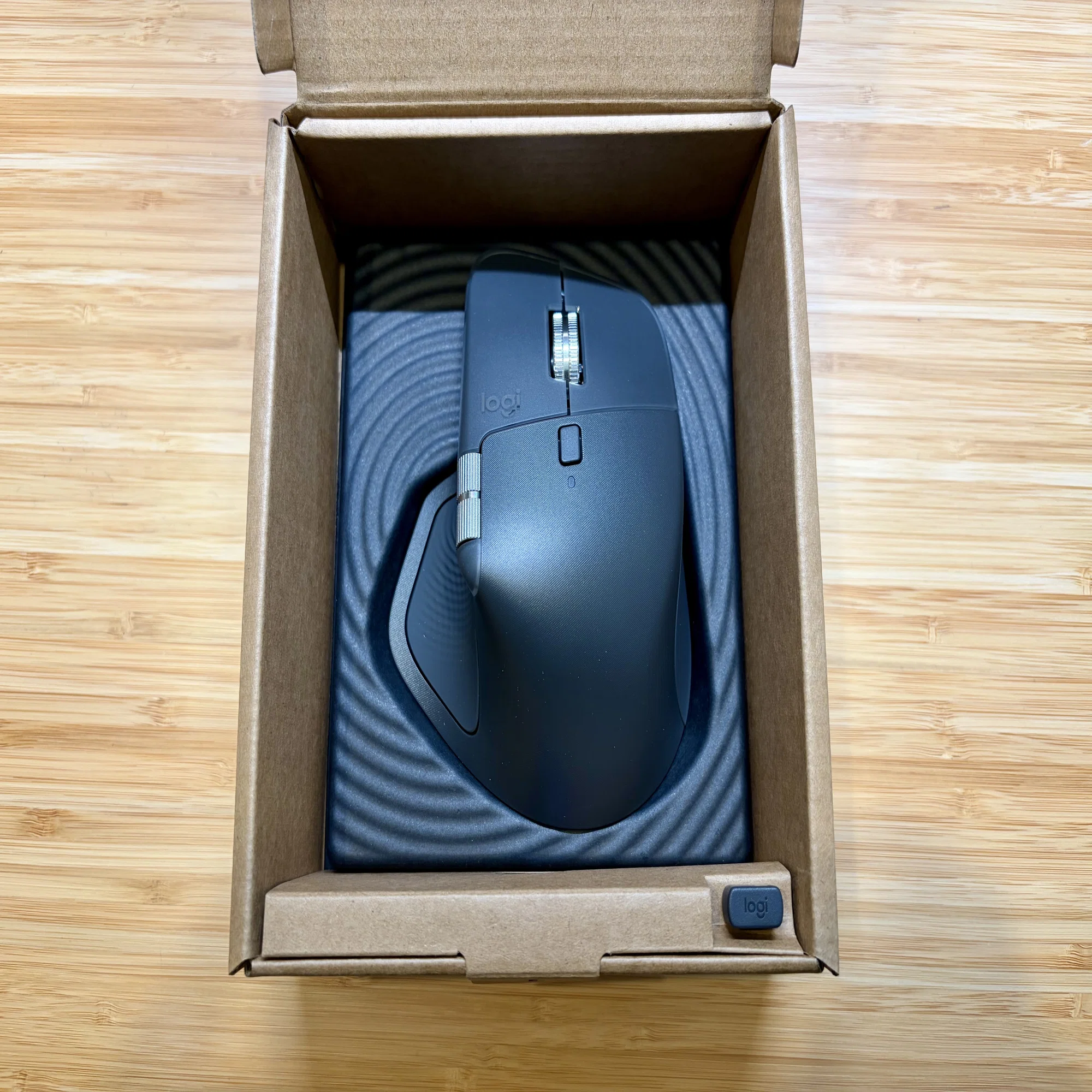 ロジクール MX MASTER 4を買うべき？3との違いを実機で比較｜重さ・音 