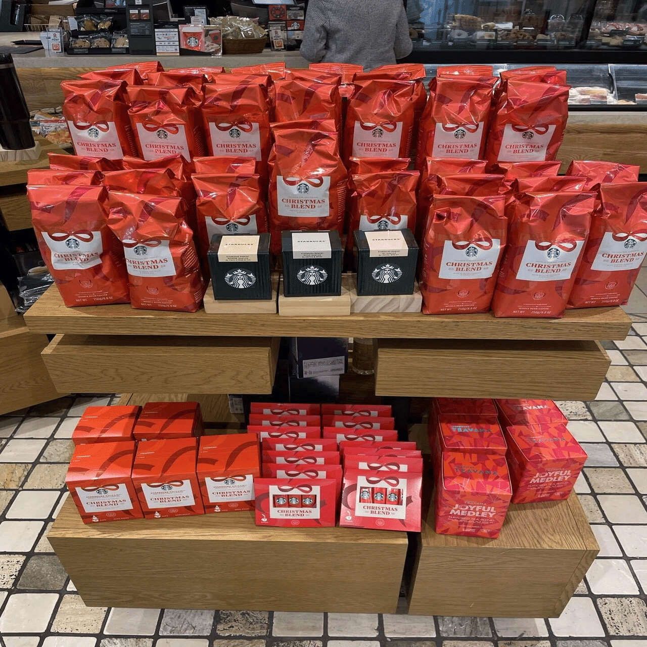 スターバックスはすっかりクリスマス〜東京のスタンプが神奈川に並ぶ