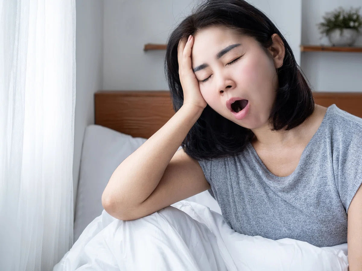 眠そうな女性の写真