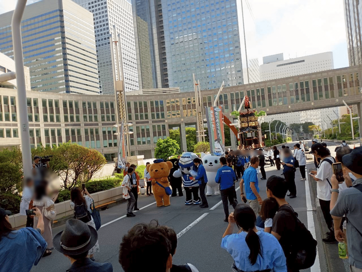 東京都庁付近の11号街路でツナグルマを引く様子