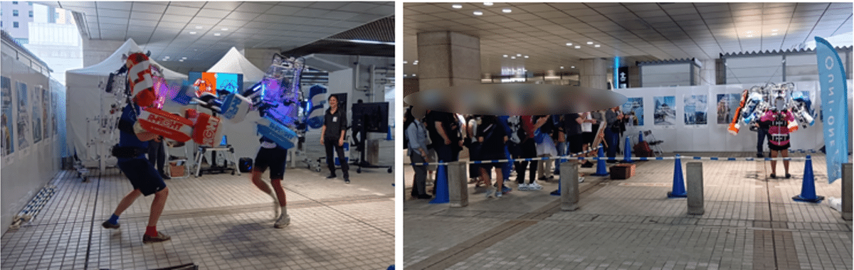 左の写真ではロボット(赤または青)を装着して格闘を繰り広げられており、右の写真ではその様子をみて大勢の観客が応援している。(写真左)