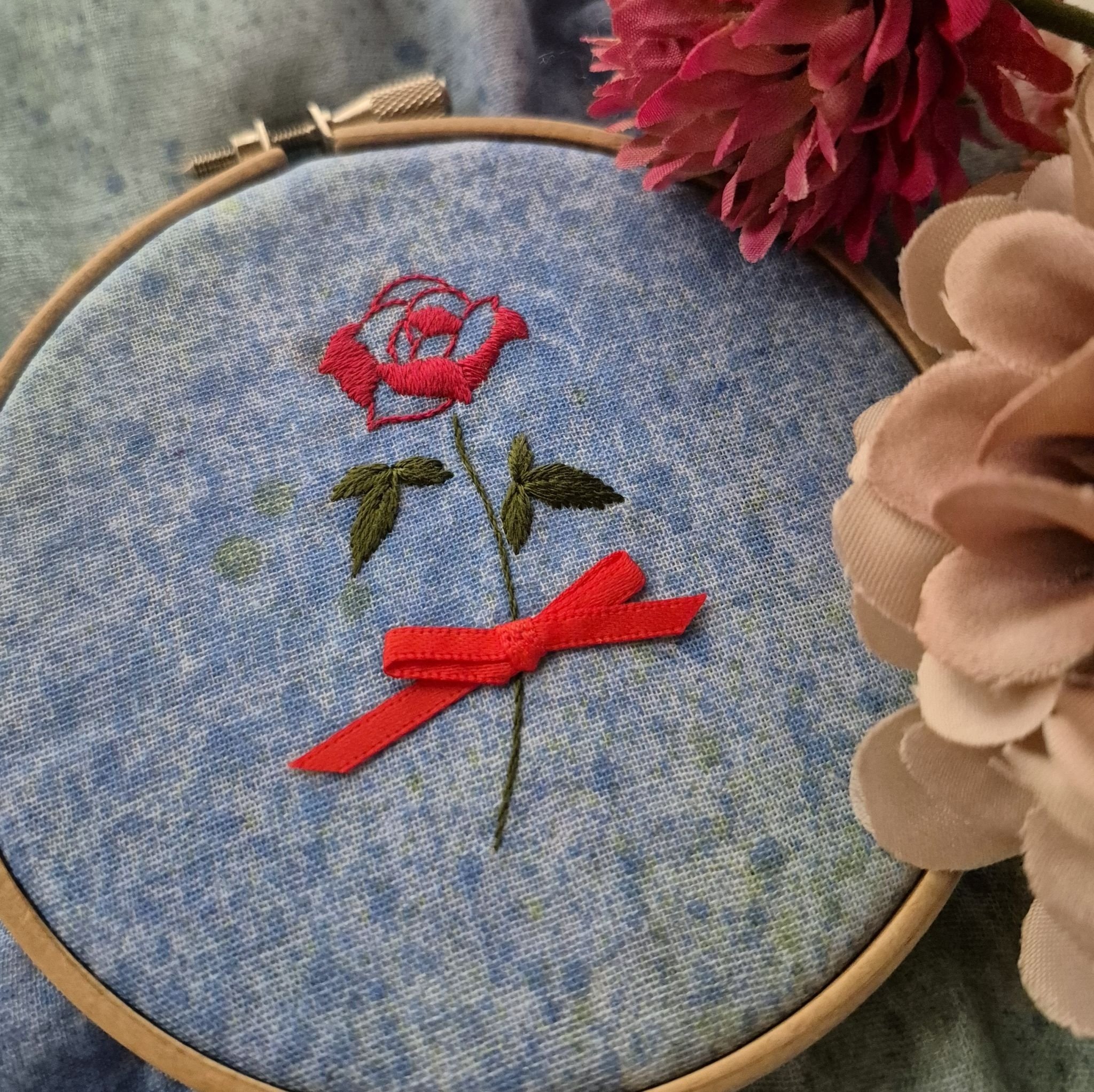 無料図案ダウンロード】1輪のバラの図案｜刺繍布小物MomonoHa