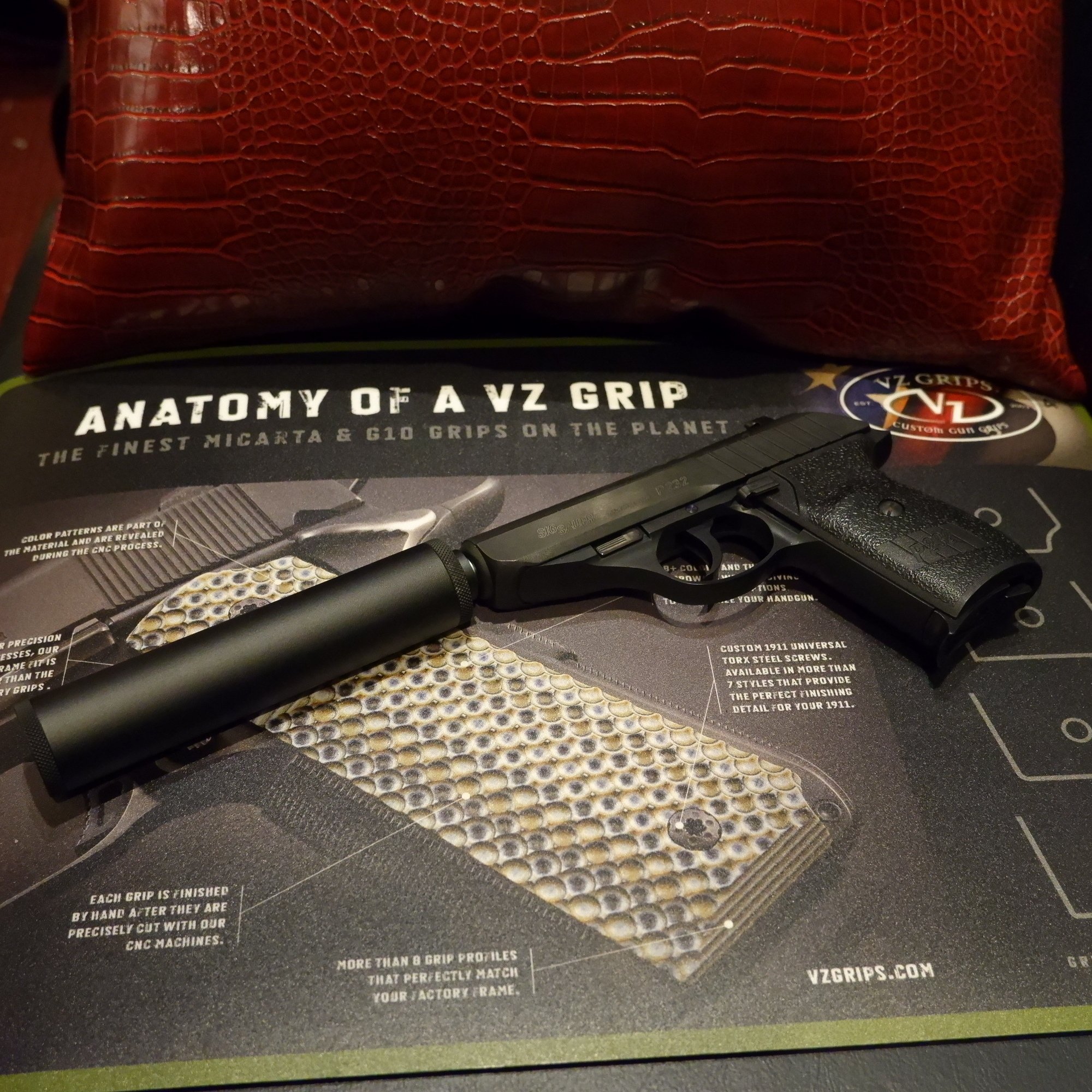 ＫＳＣ　ＳＩＧ　Ｐ２３２　カスタム、サイレンサーとマズルブレーキ付き KSC SIG P232 カスタム、サイレンサーとマズルブレーキ付き