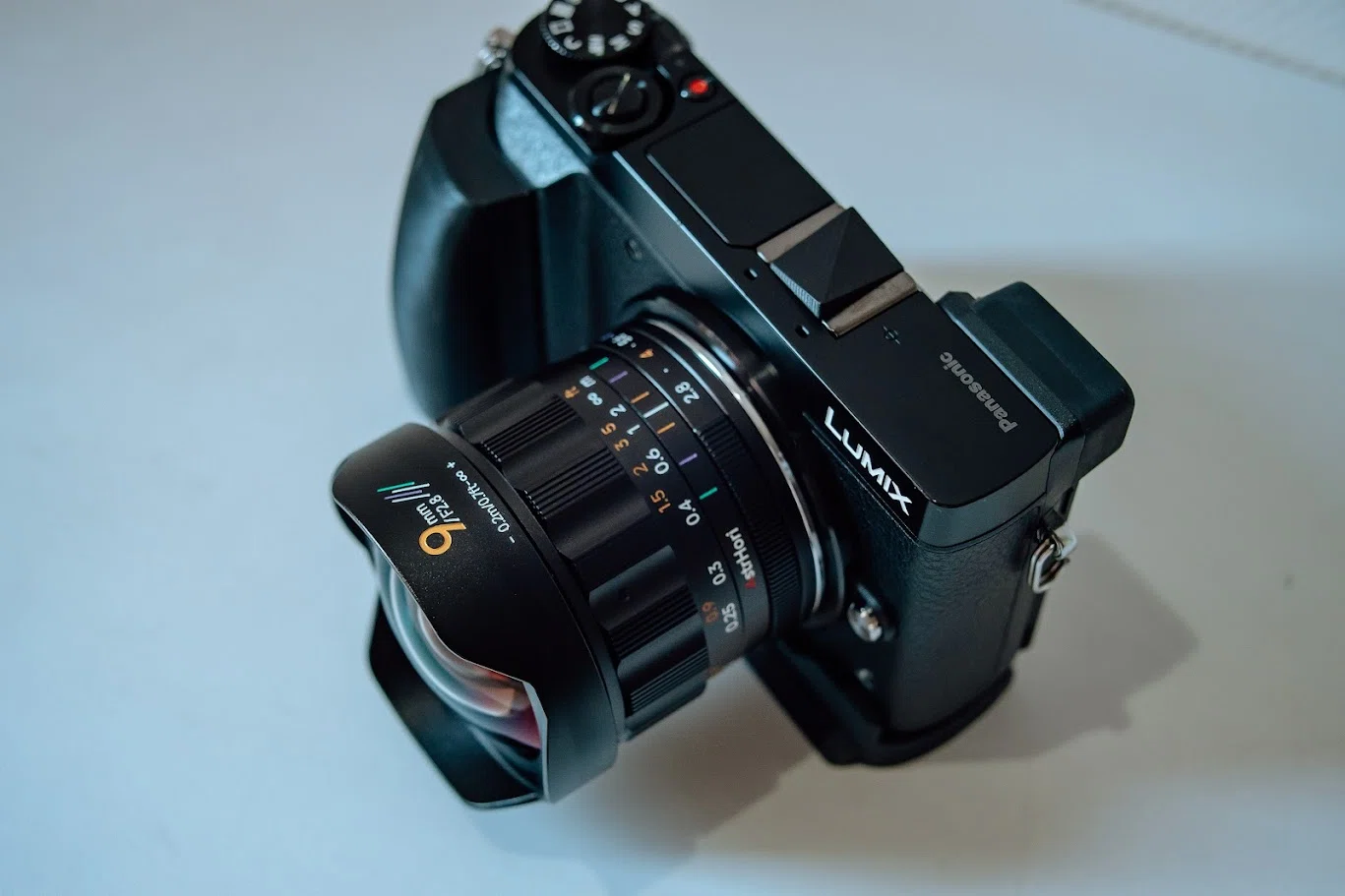 超広角】AstrHori 9mm F2.8 APS-C対応（換算18mm / 13.5mm）| 手のひら