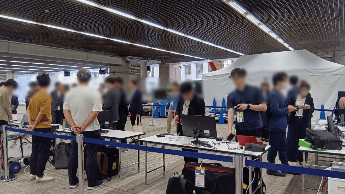 「SMARTCITY × TOKYO」のネットワーキングスペースにて事業者同士が交流する様子。