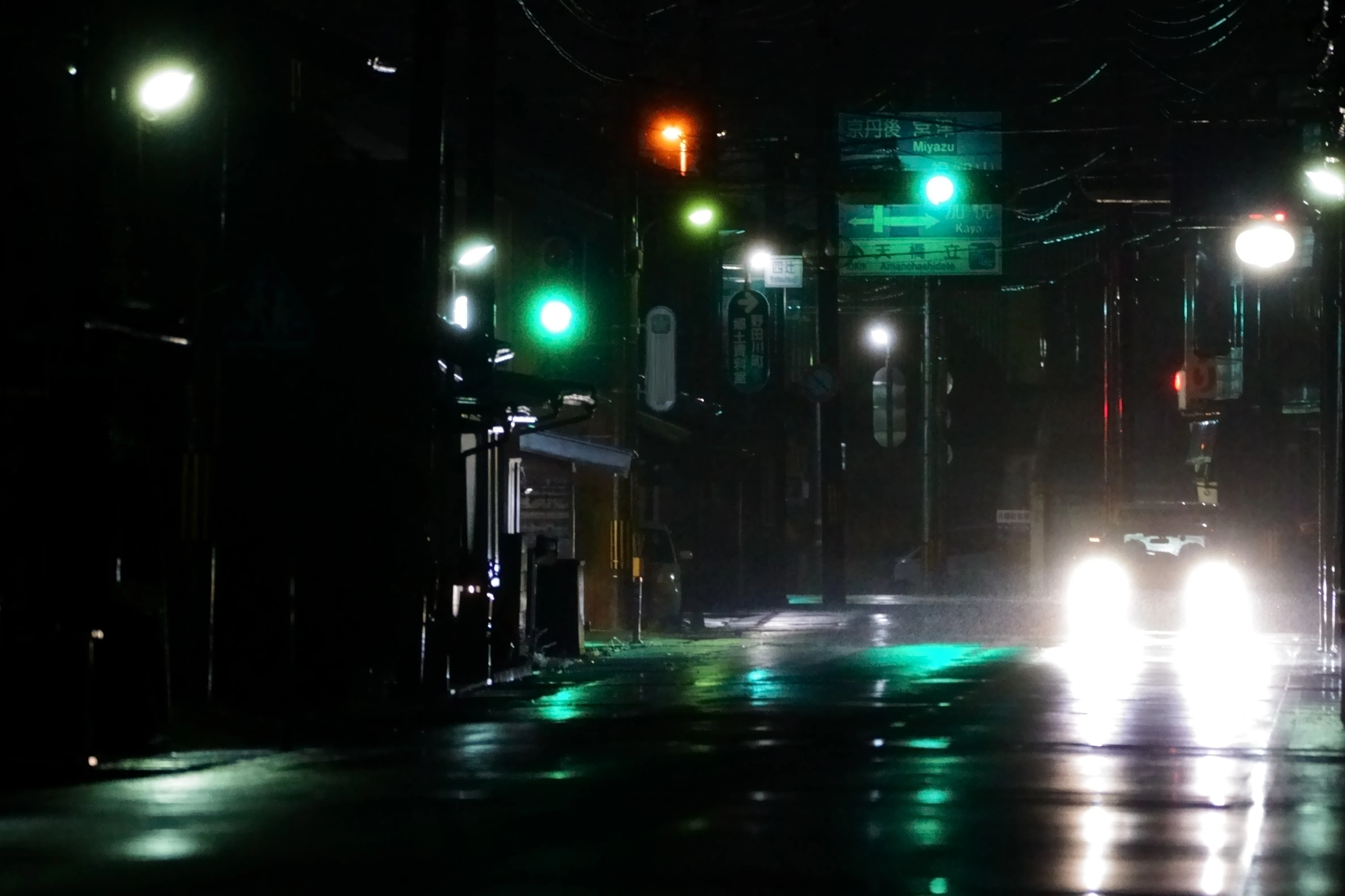 雨に濡れた町角 ～ 閑かなるとき ～｜hitoyasumi_hitoyasumi