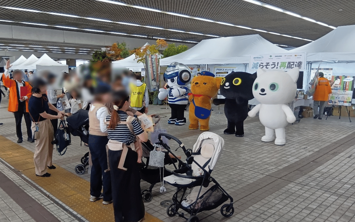 宅配会社(佐川急便株式会社、日本郵便株式会社、ヤマト運輸株式会社)のマスコットキャラクターが再配達削減を呼び掛けている東京物流ビズのブースの様子。