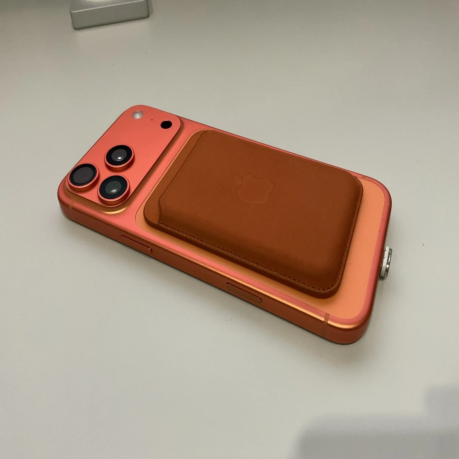 iPhone 17 Pro Maxに合うオレンジ系アクセサリー8選｜統一感でデスクも 