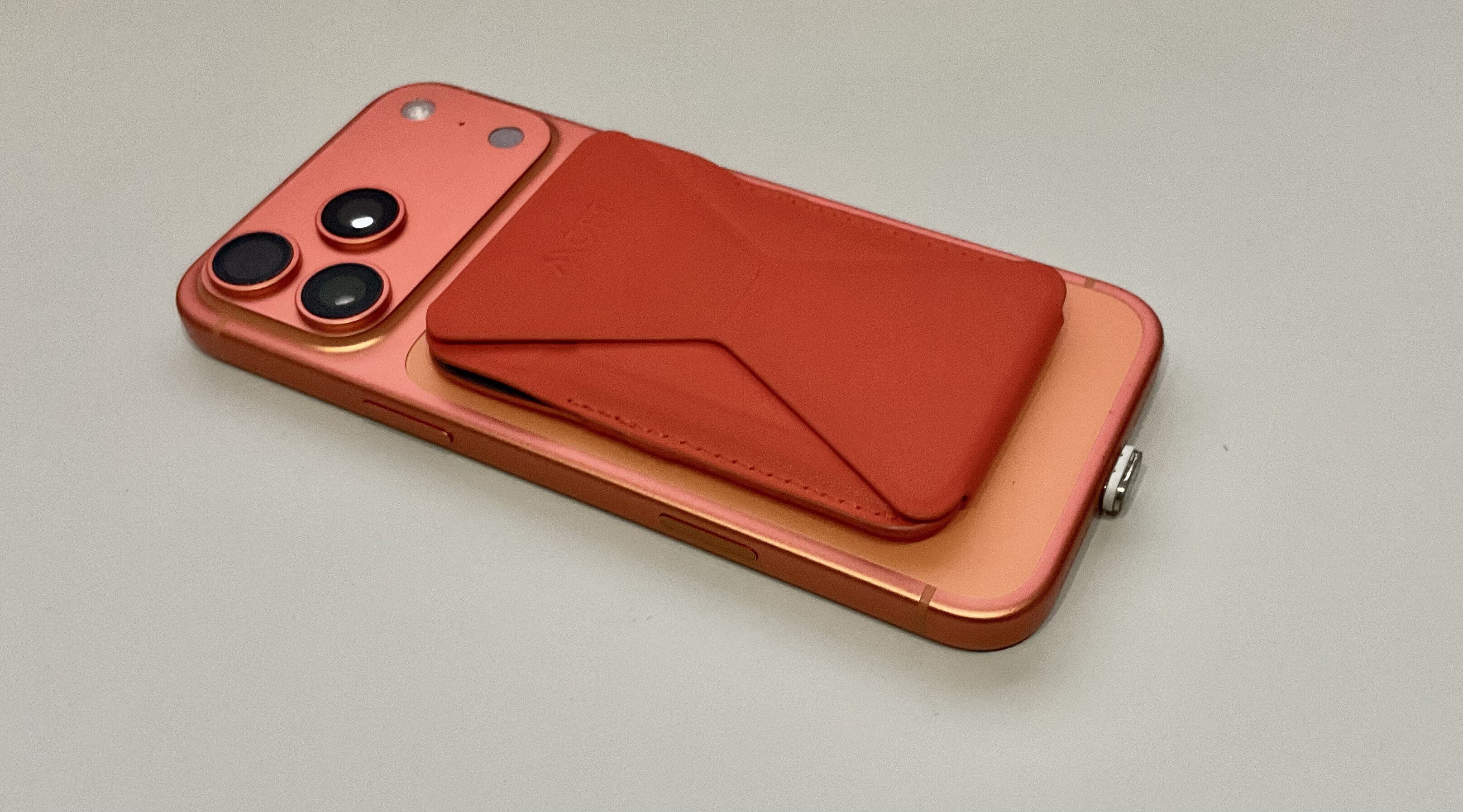 iPhone 17 Pro Maxに合うオレンジ系アクセサリー8選｜統一感でデスクも