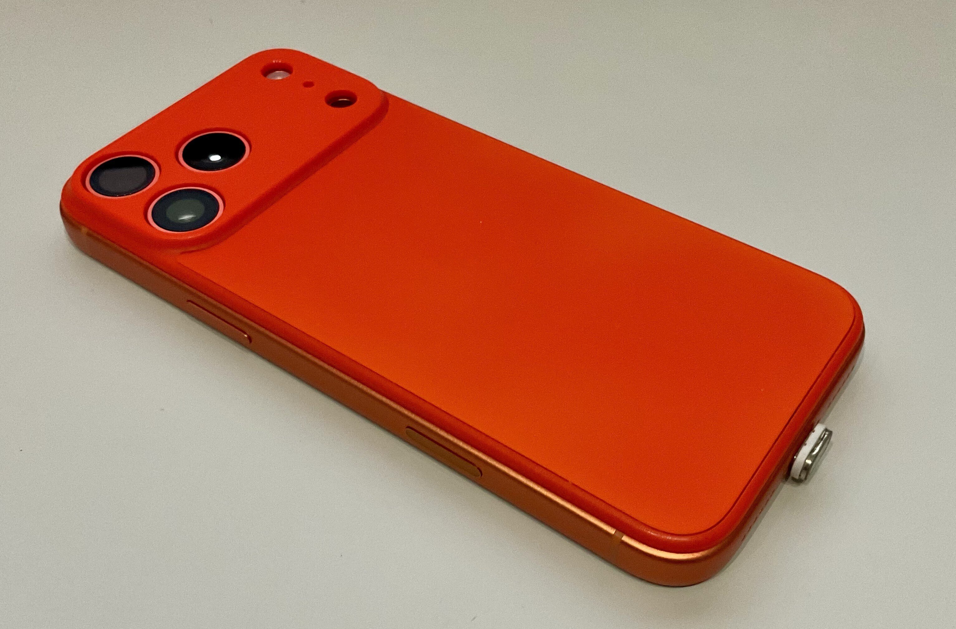 iPhone 17 Pro Maxに合うオレンジ系アクセサリー8選｜統一感でデスクも