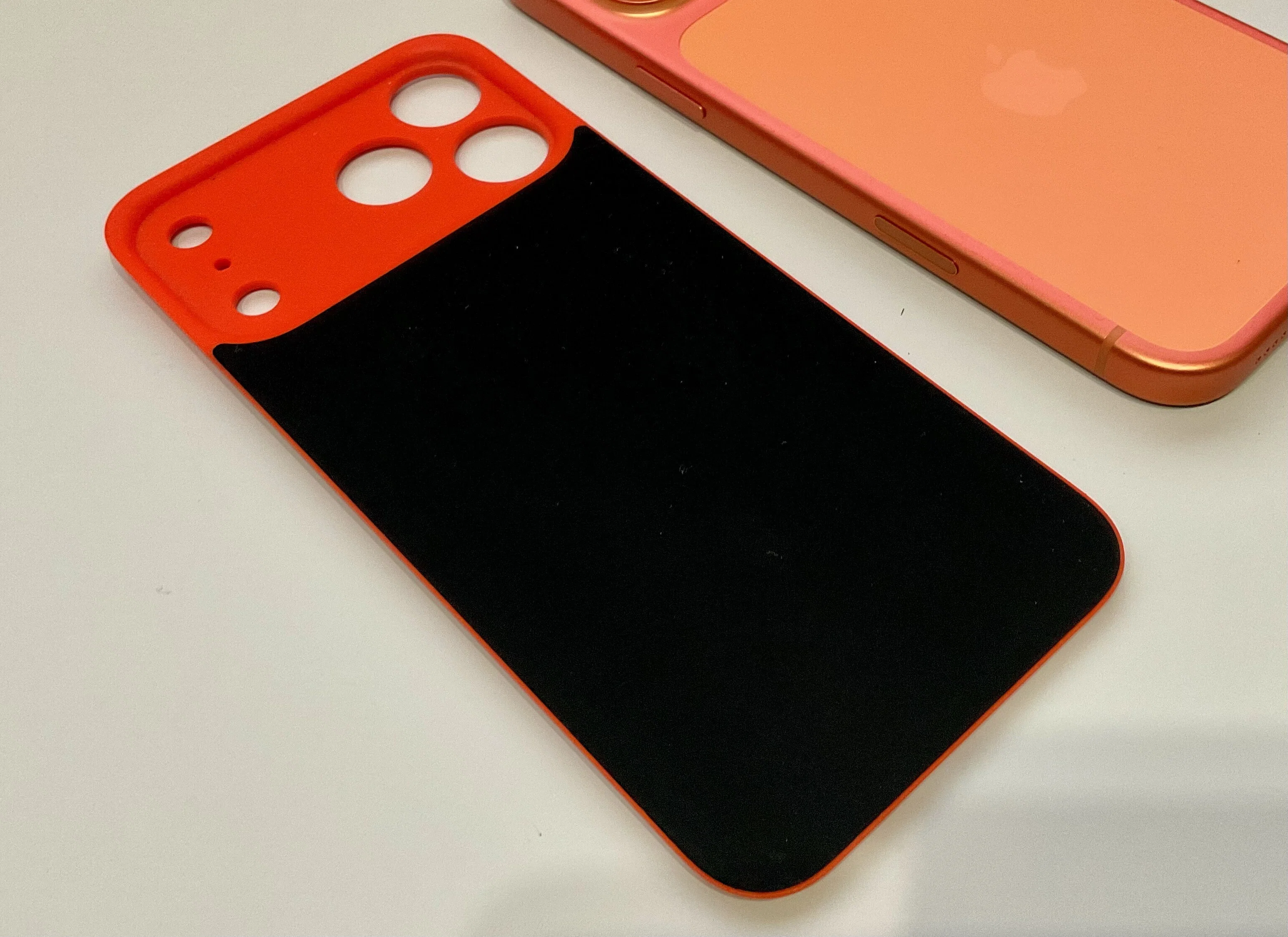 iPhone 17 Pro Maxに合うオレンジ系アクセサリー8選｜統一感でデスクも