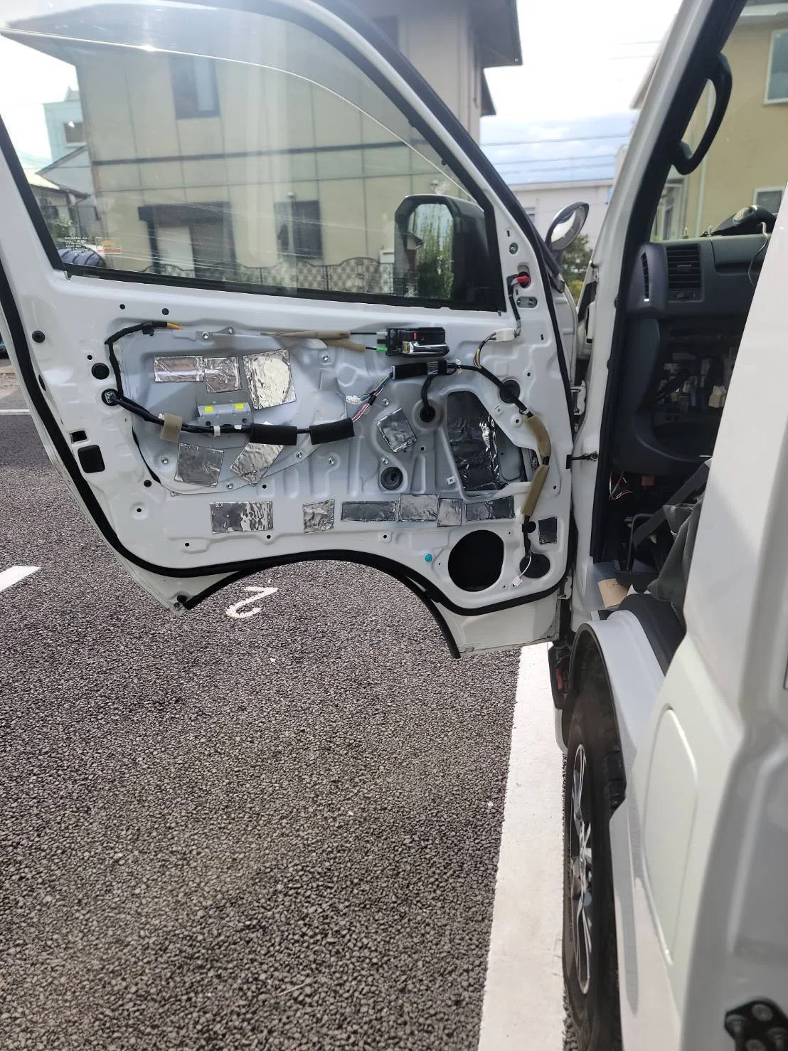 DIY】ハイエースのスピーカー交換で音質アップ！初心者でもできる 