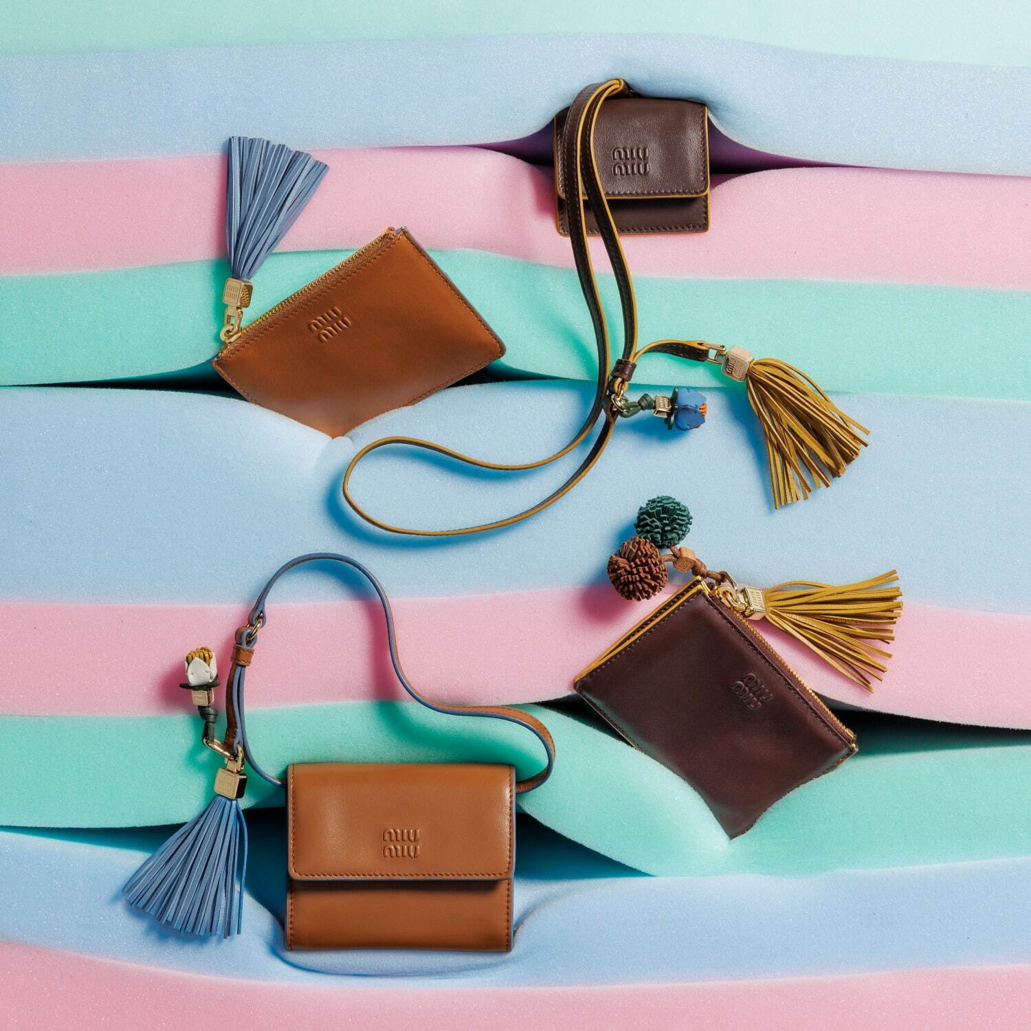 ミュウミュウのレザーグッズ、ショルダーストラップ付き財布やタッセル