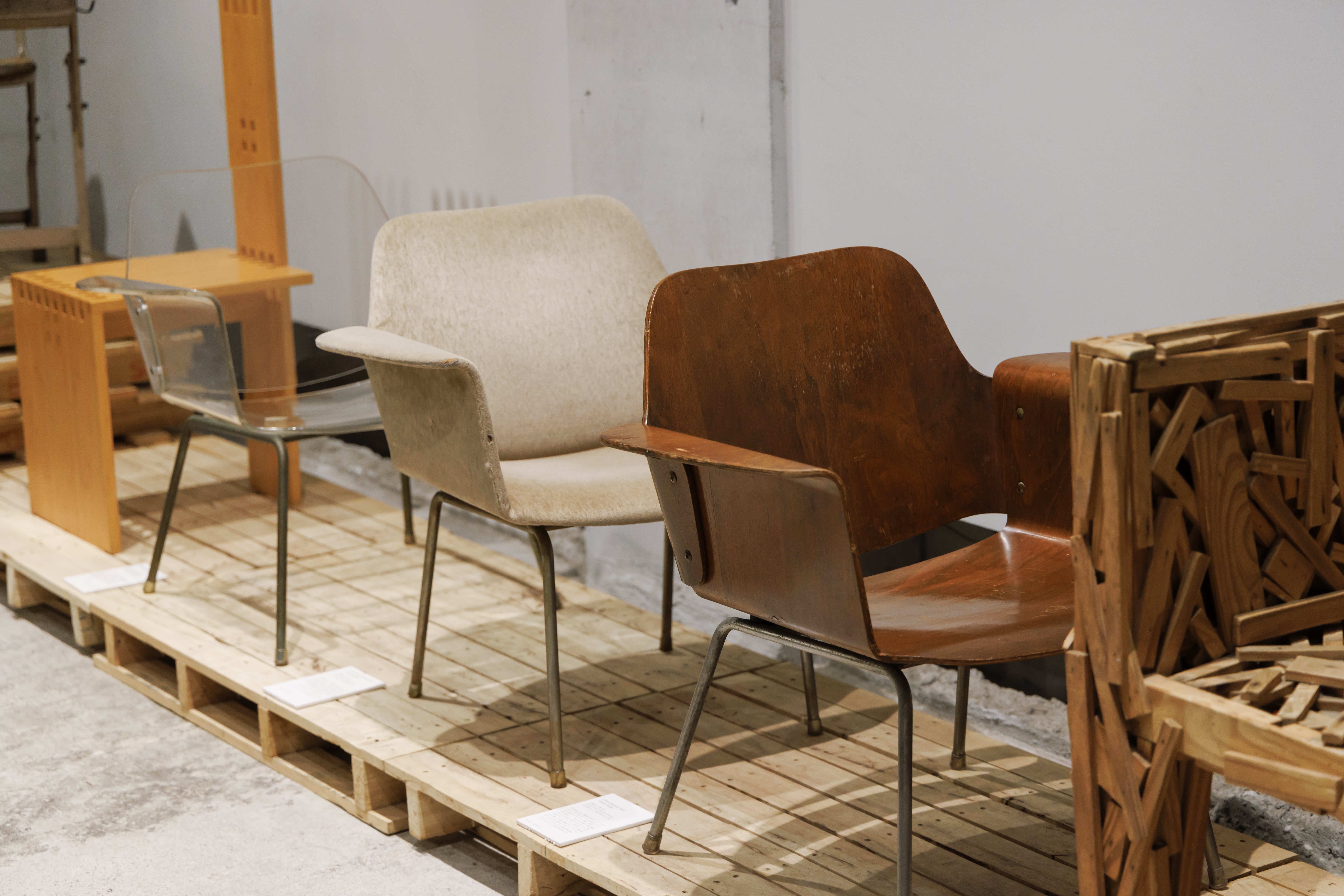 2025年11月28日(金)夜～『建築家の椅子31脚展＆骨董通り蚤の市』を開催