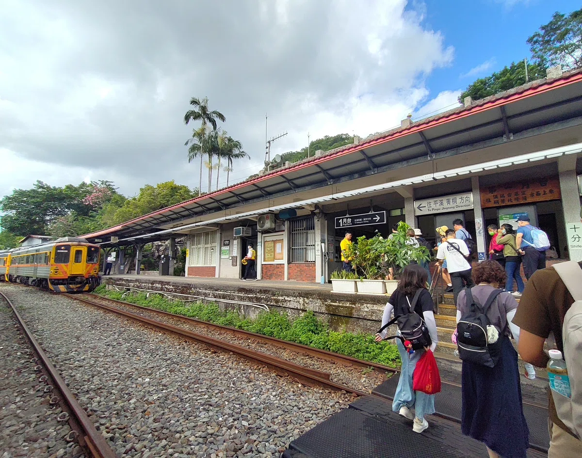 十份老街から歩いて行ける！十份瀑布までの絶景ルートと見どころ｜のんびり旅好き かい