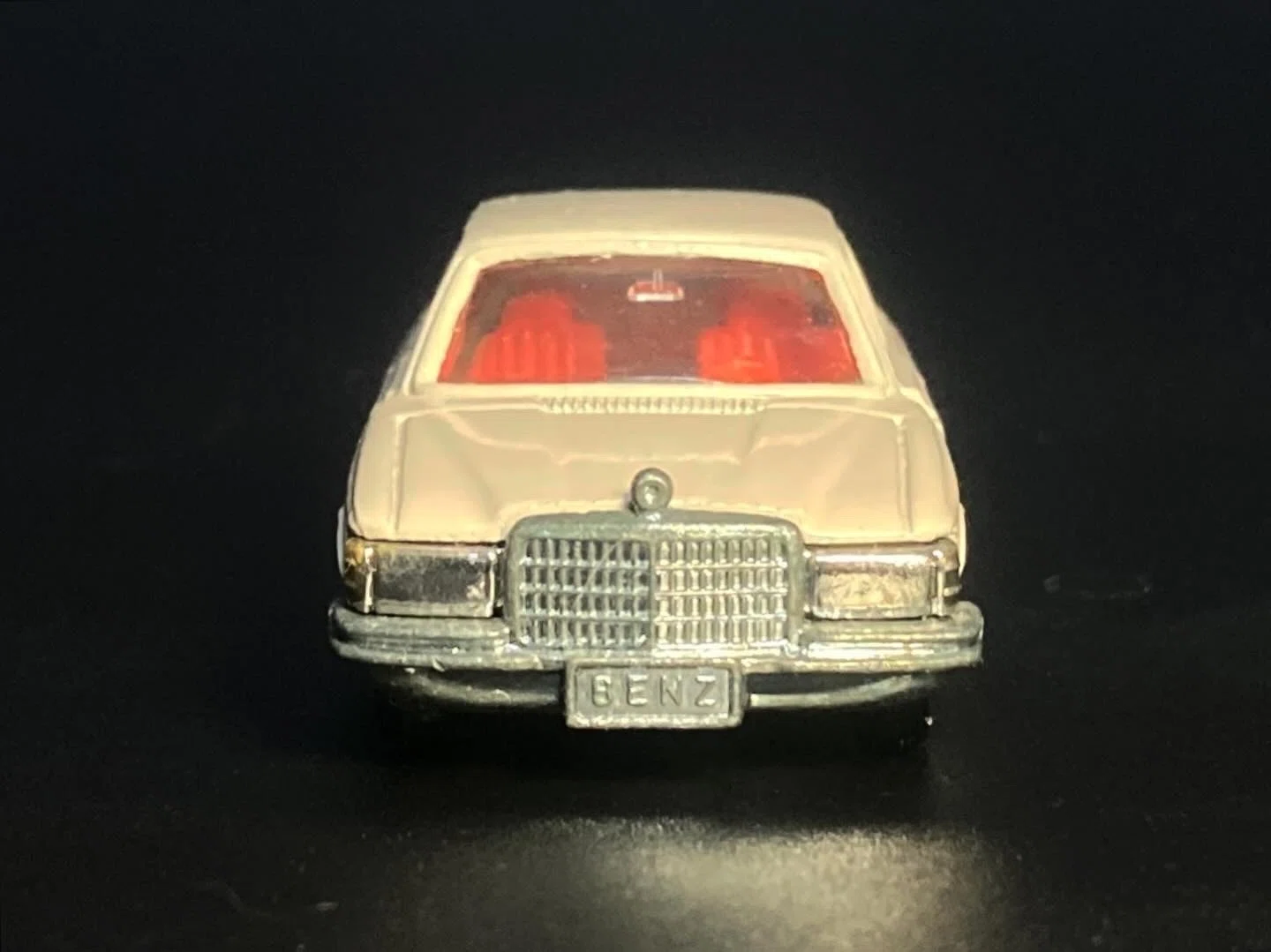 トミカ No.F7】メルセデス・ベンツ450SEL──“クルマ界の番長”が放つ