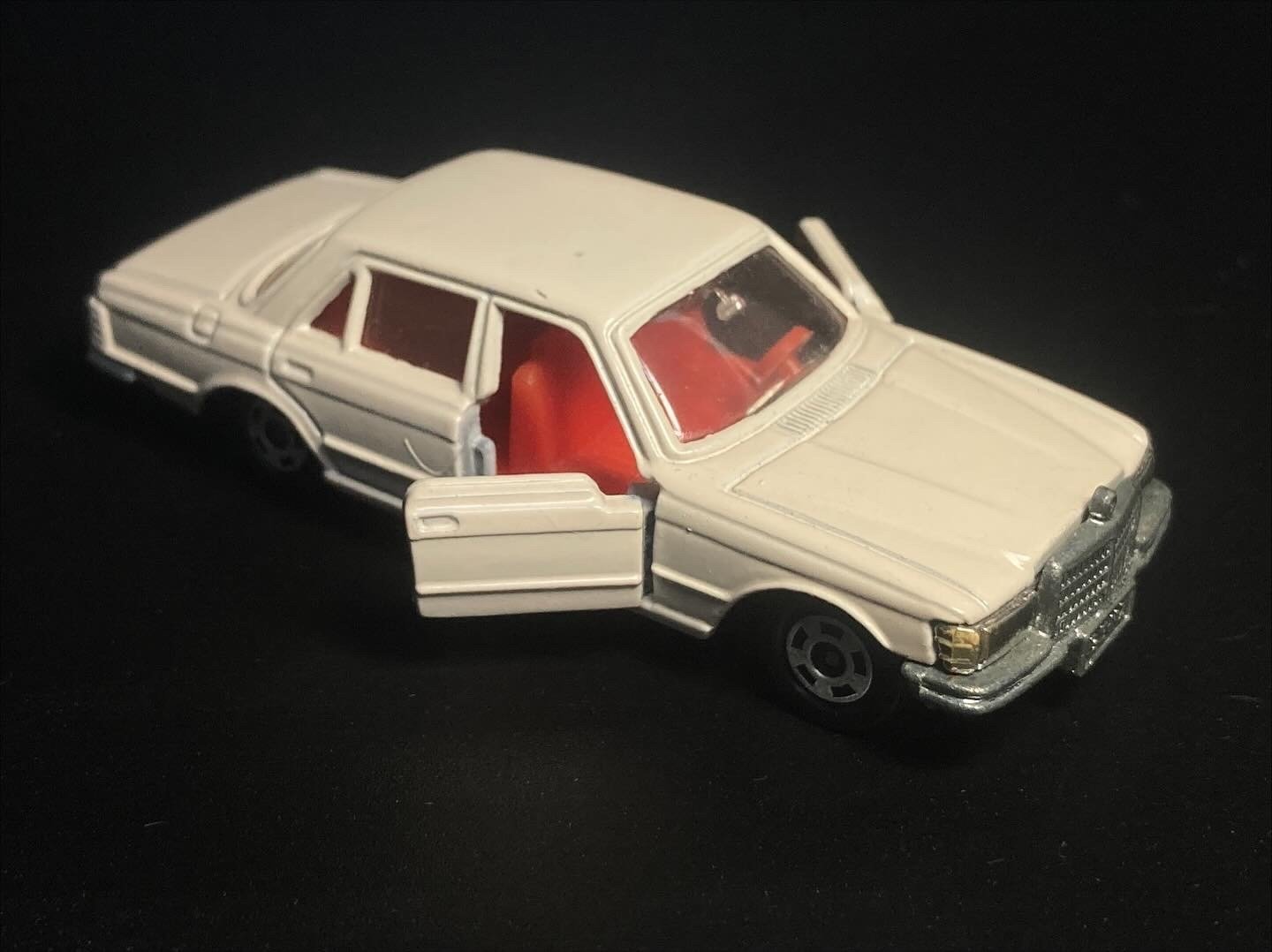 トミカ メルセデス ベンツ 450 SLE 白 トミカ No.F7】メルセデス・ベンツ450SEL──“クルマ界の番長”が放つ