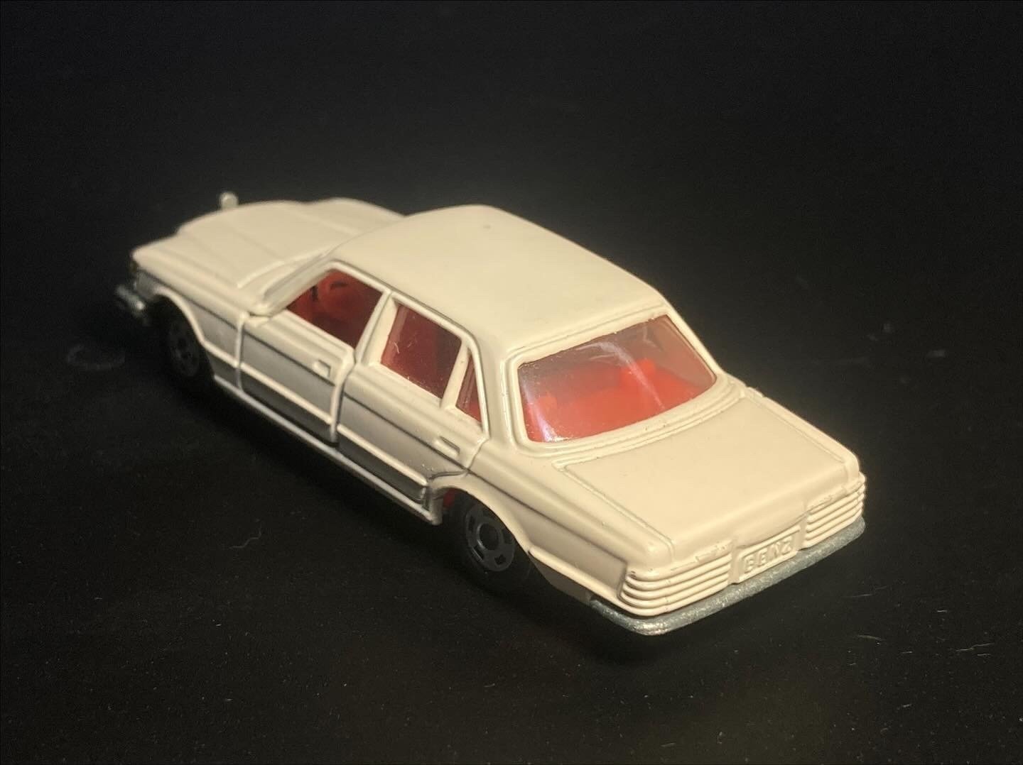 トミカ No.F7】メルセデス・ベンツ450SEL──“クルマ界の番長”が放つ