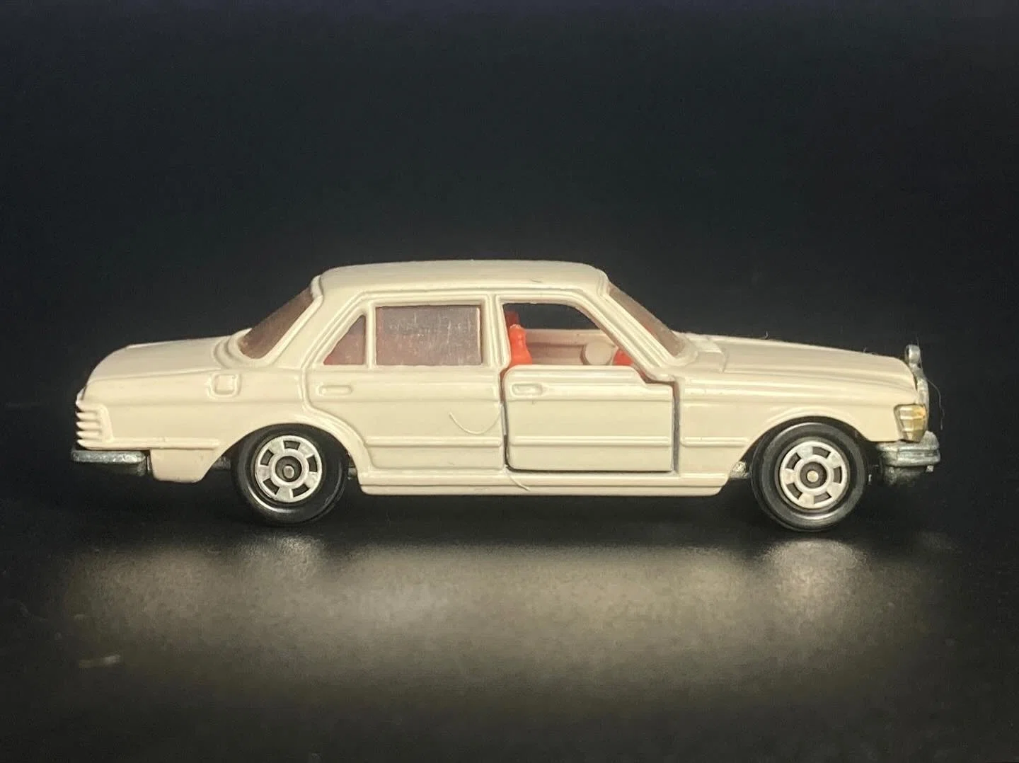 トミカ No.F7】メルセデス・ベンツ450SEL──“クルマ界の番長”が放つ