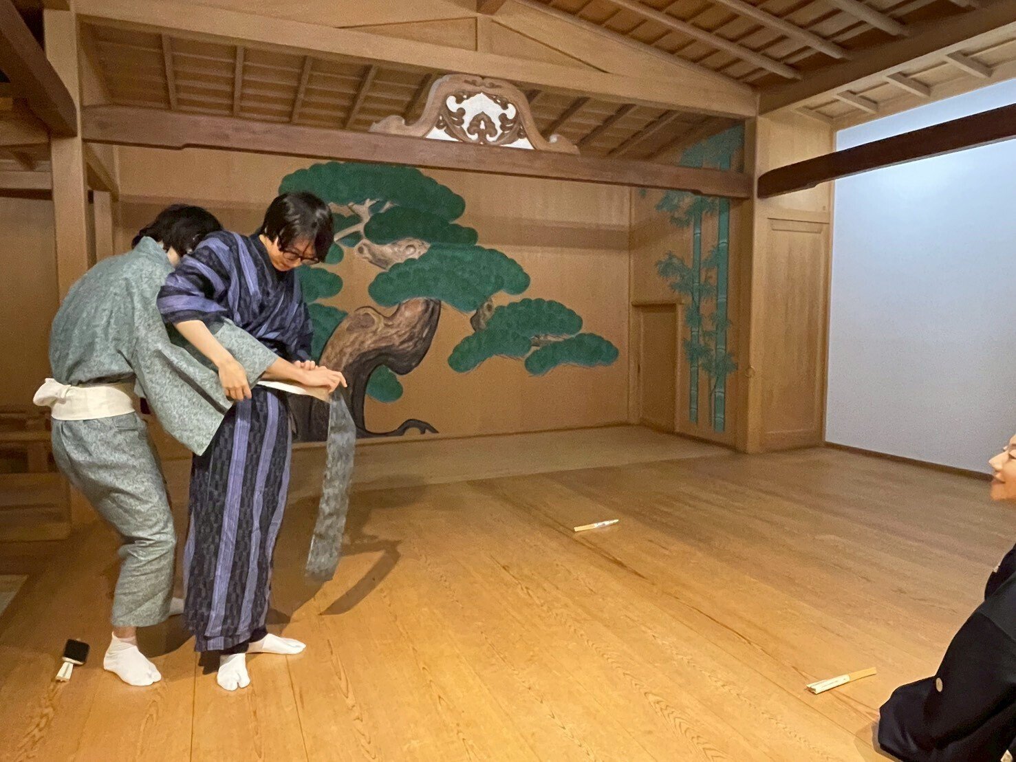 日舞（日本舞踊）稽古用舞台一式（7畳程度）設営することも出来ます　稽古場床用に 50畳の自慢の稽古場を紹介します！会話が弾む、自習もできる！ | 葉月