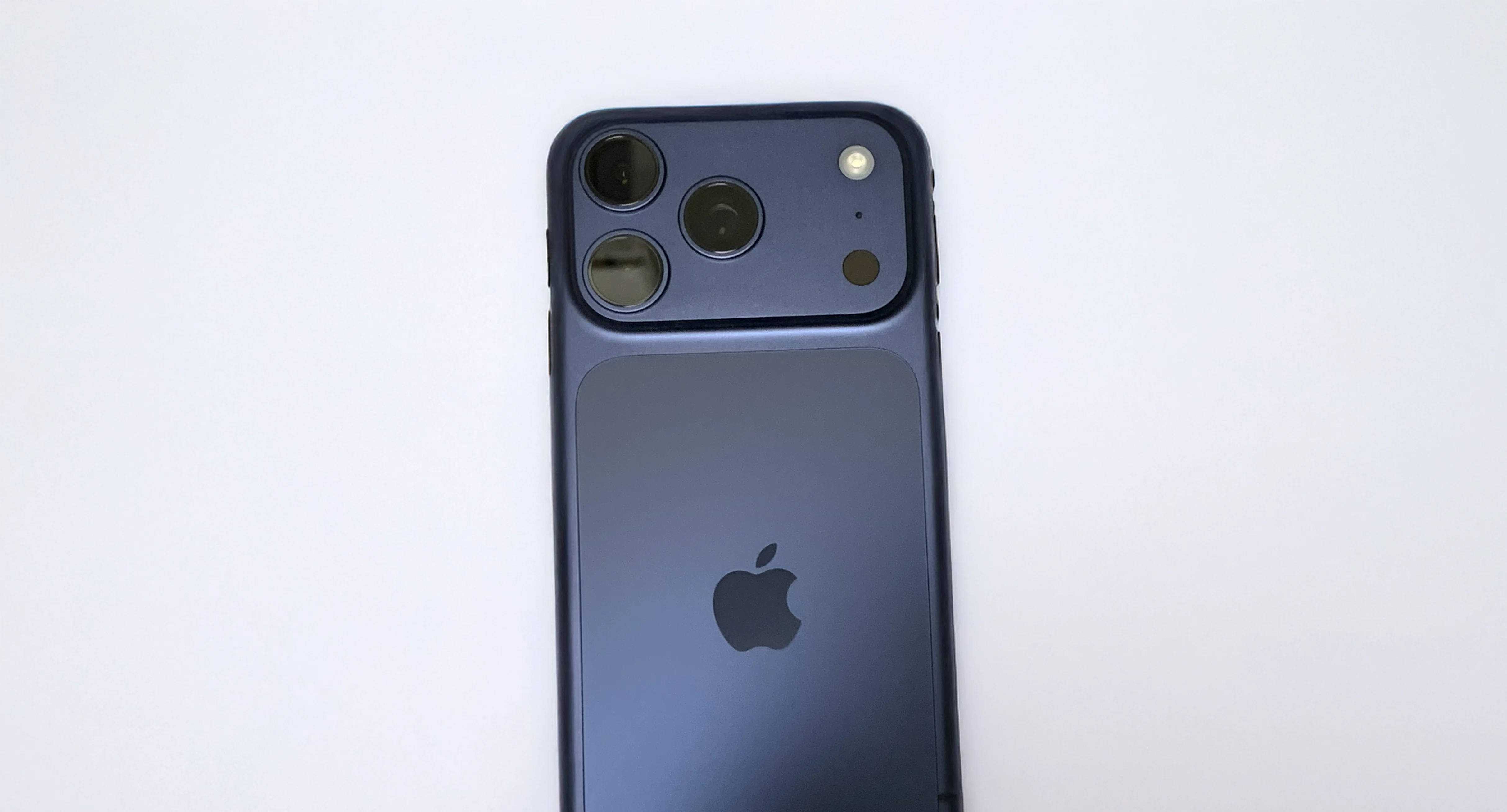 iPhone17Pro】私がコズミックオレンジではなく、ディープブルーを選ん