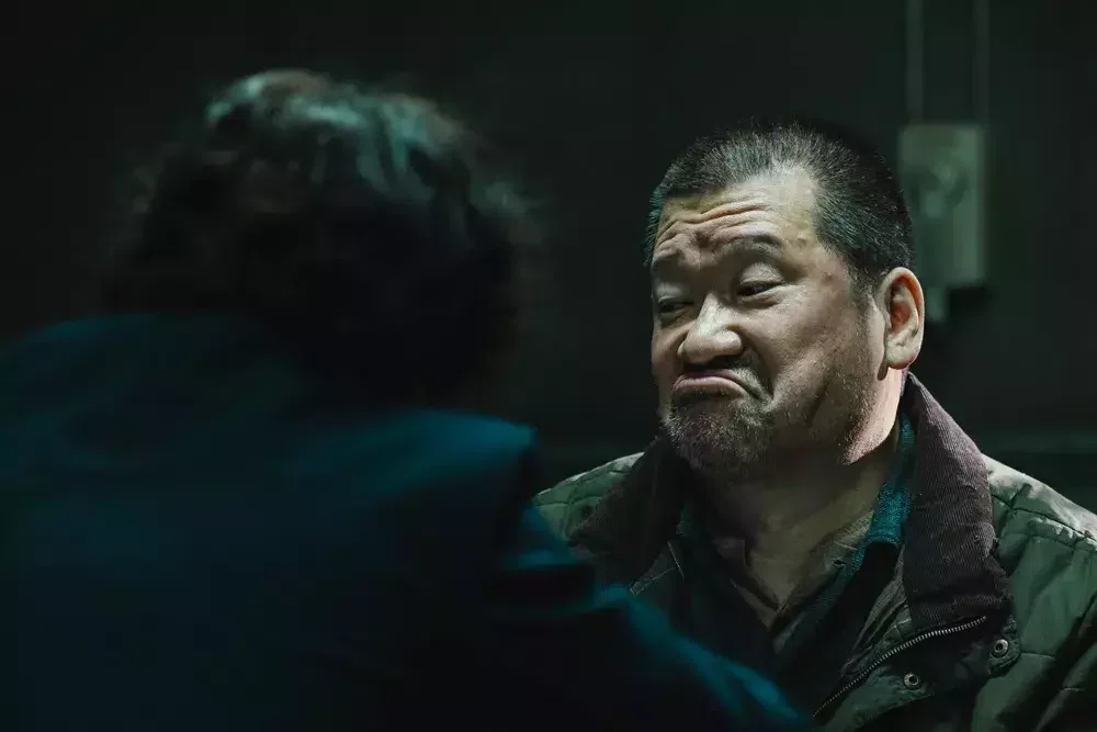 映画『爆弾』のワンシーン。スズキタゴサクを演ずる佐藤二朗さん。