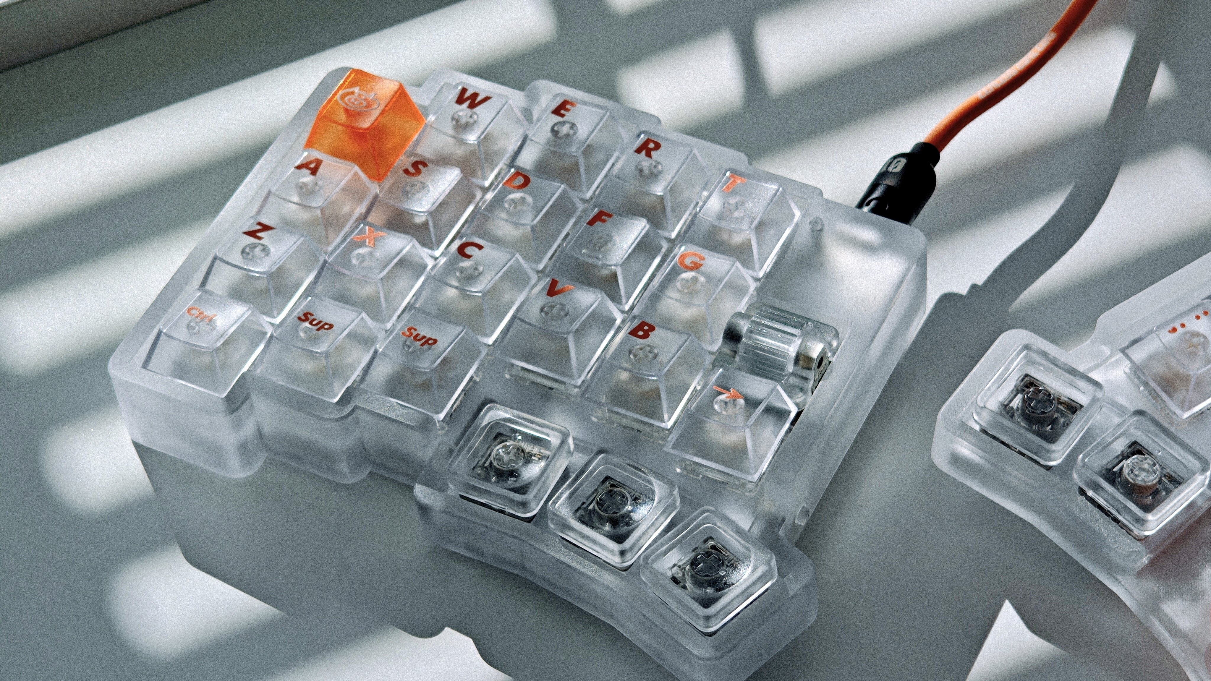 不屈の人気「roBa translucent」レビュー｜自作キーボードがない世界に