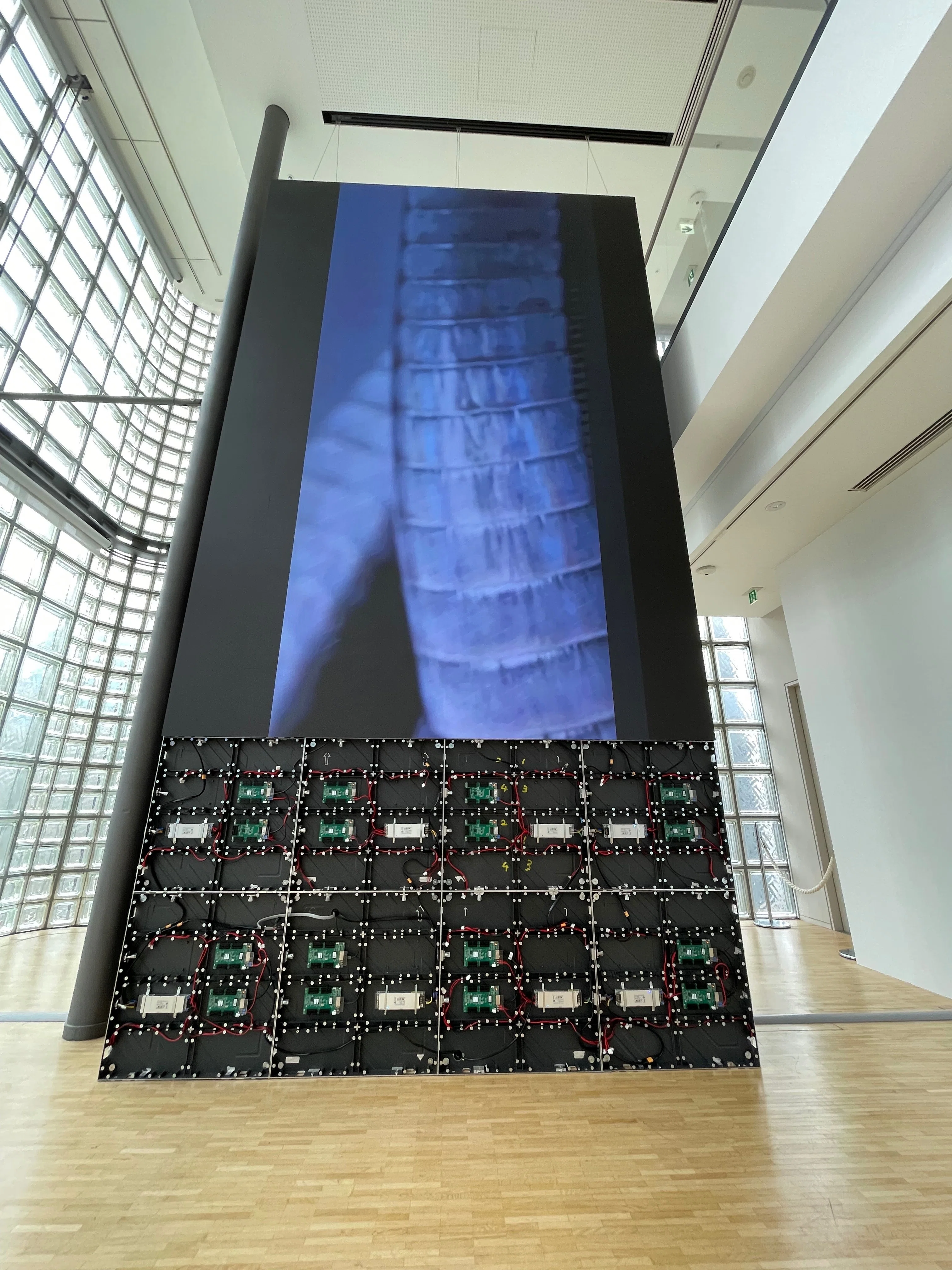 美術館紹介 No.28：銀座メゾンエルメス フォーラム - 企画展 メタル
