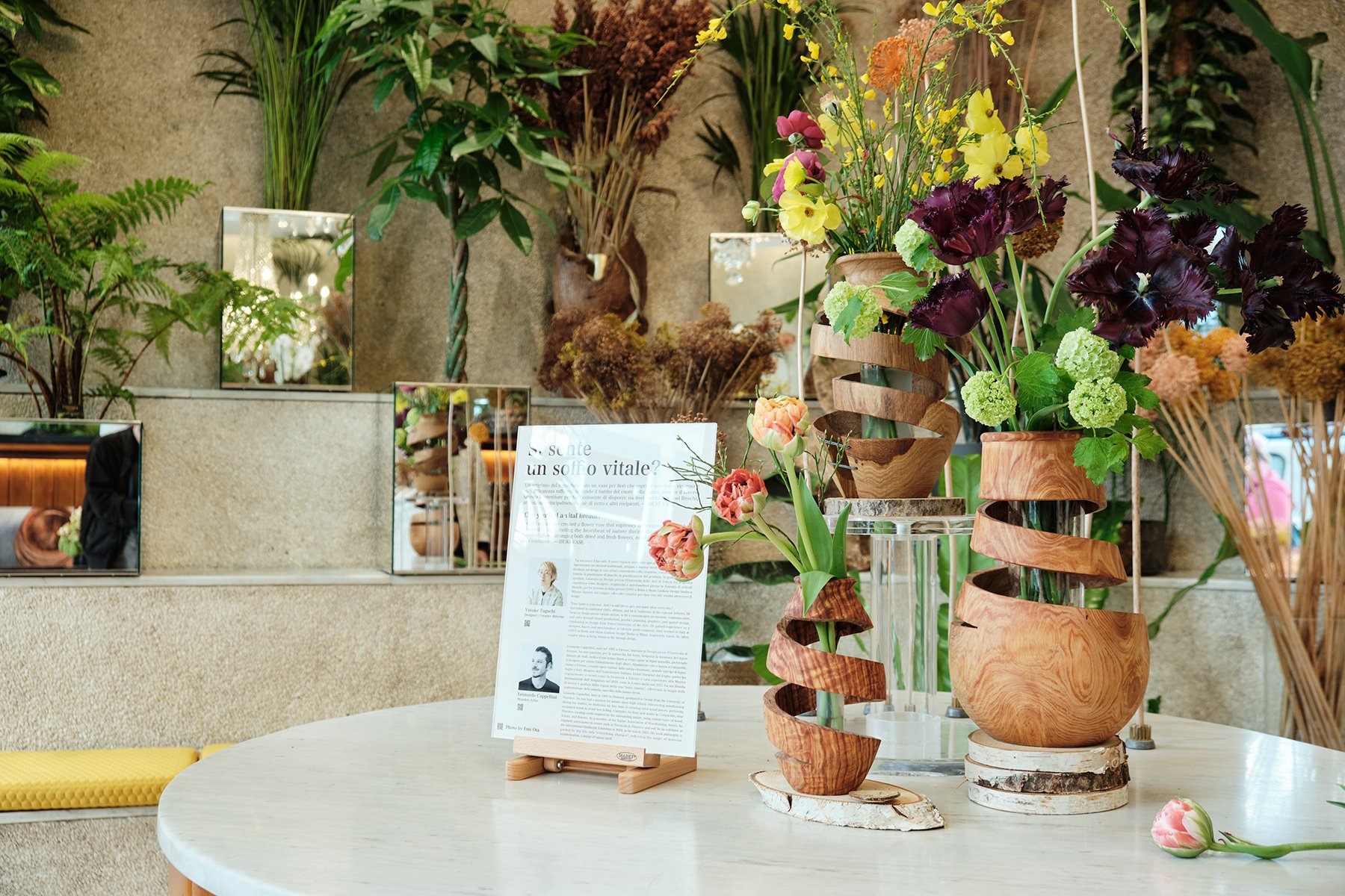 デザイナーと職人の対話から生まれた、フィレンツェ産木材のフラワー