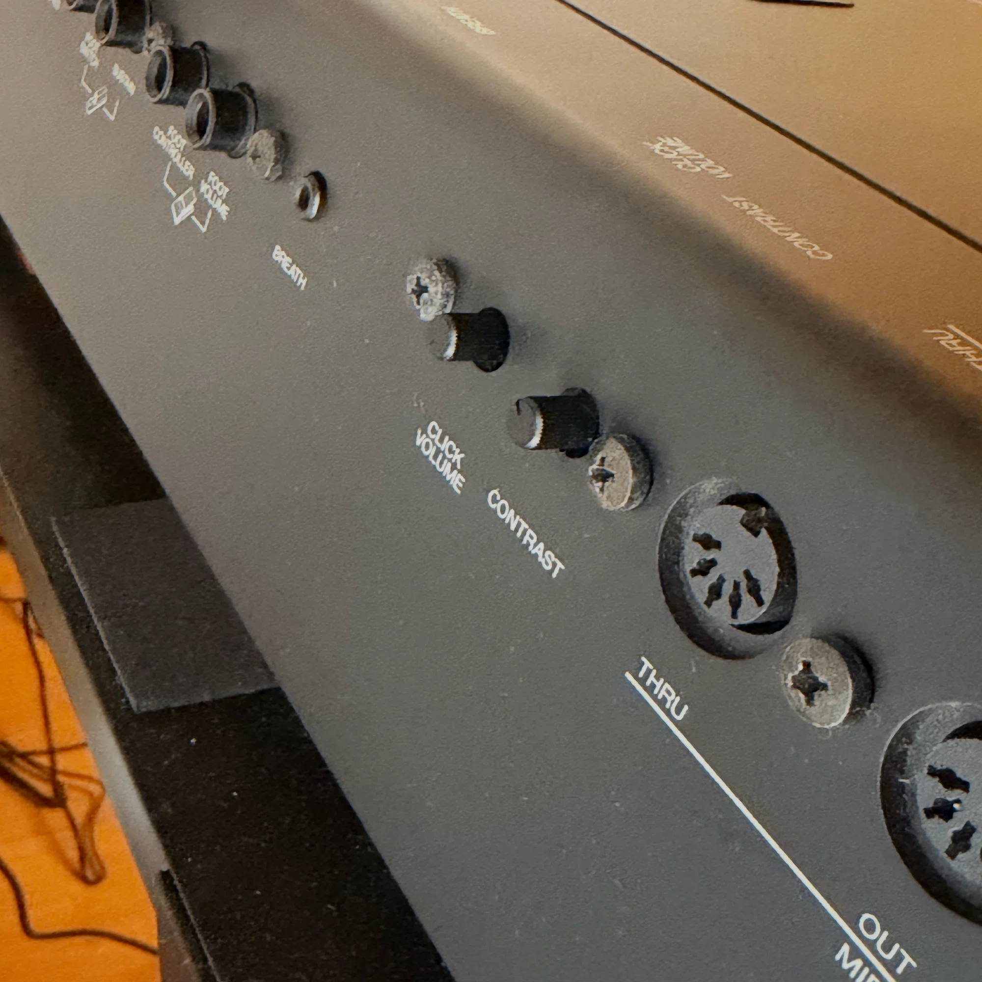 ジャンクのYAMAHA SY99を蘇らせる（バッテリー交換編）｜岡本 紳吾