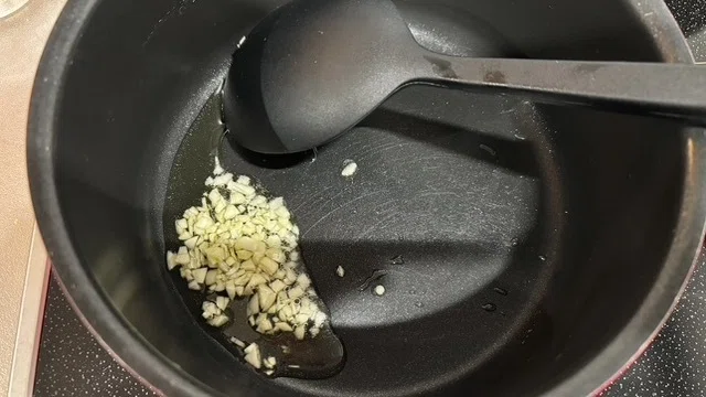 フライパンにオリーブオイルとにんにくを入れて香りを立たせています