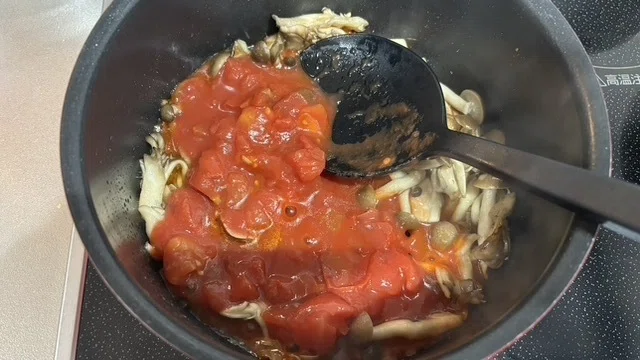トマト缶を投入しています