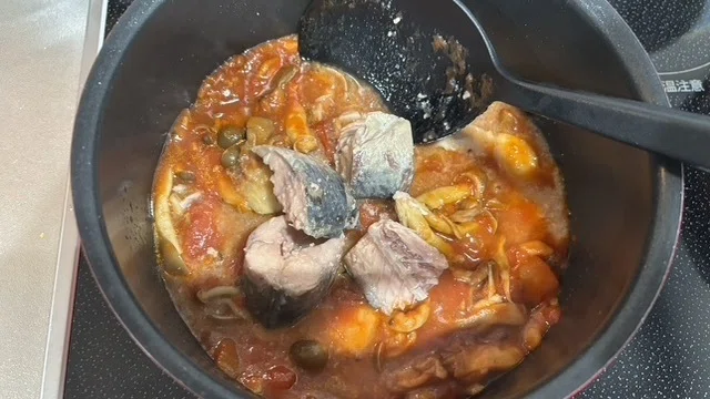 サバ缶を投入しています
