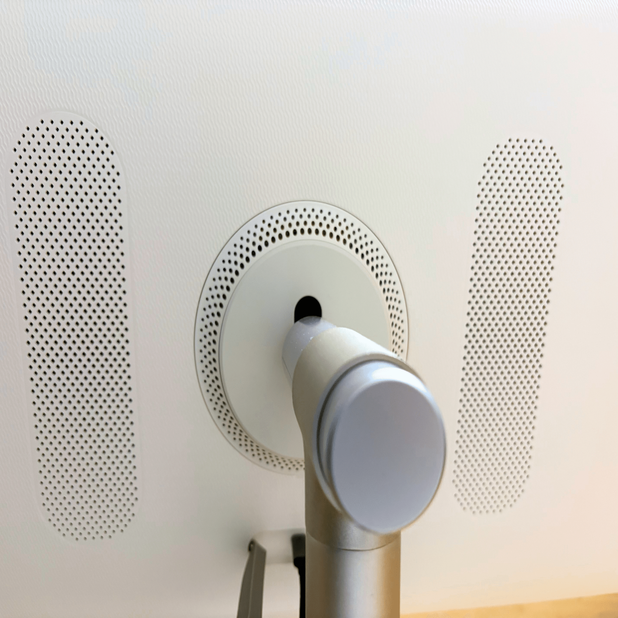 モニターにもスピーカーにもなるKTC MegPad27型 （A27Q7）移動式