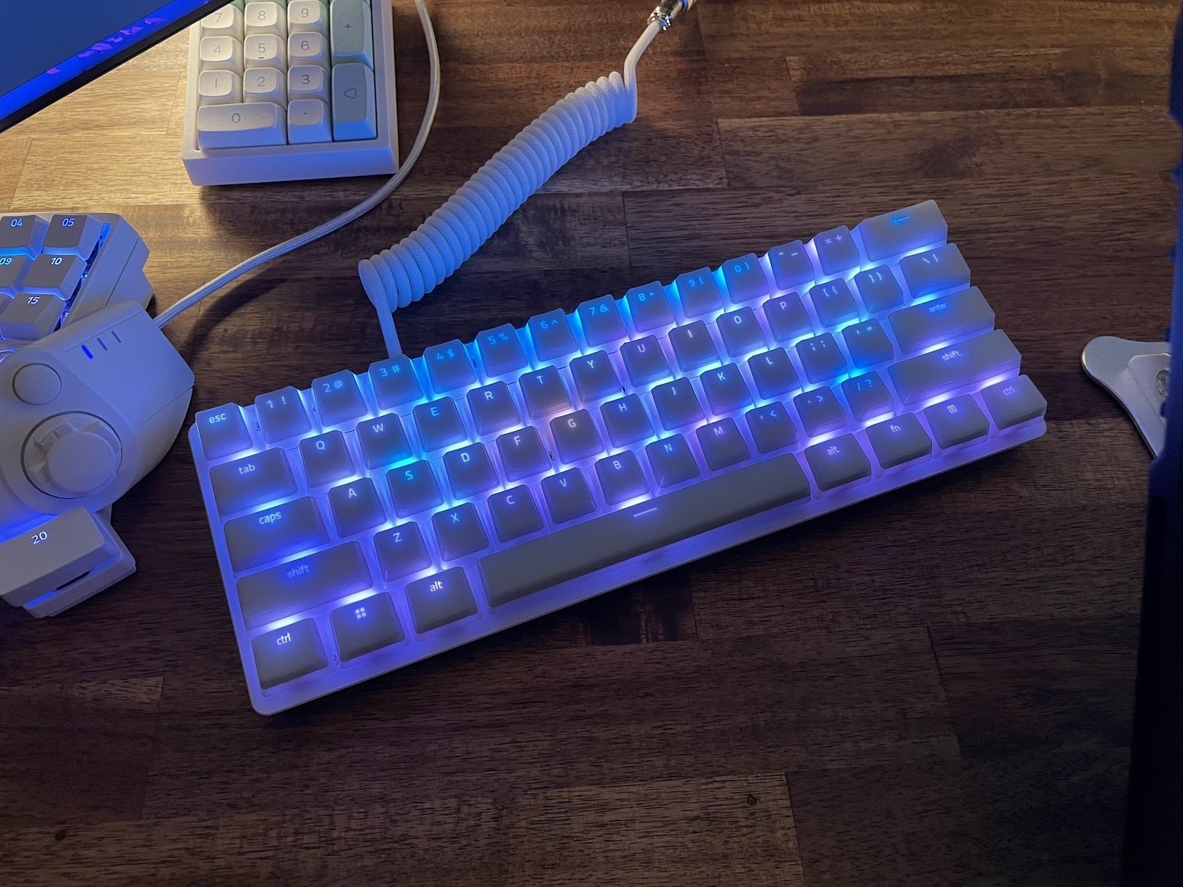 長期レビュー】癖のない定番60％キーボード【razer huntsman mini