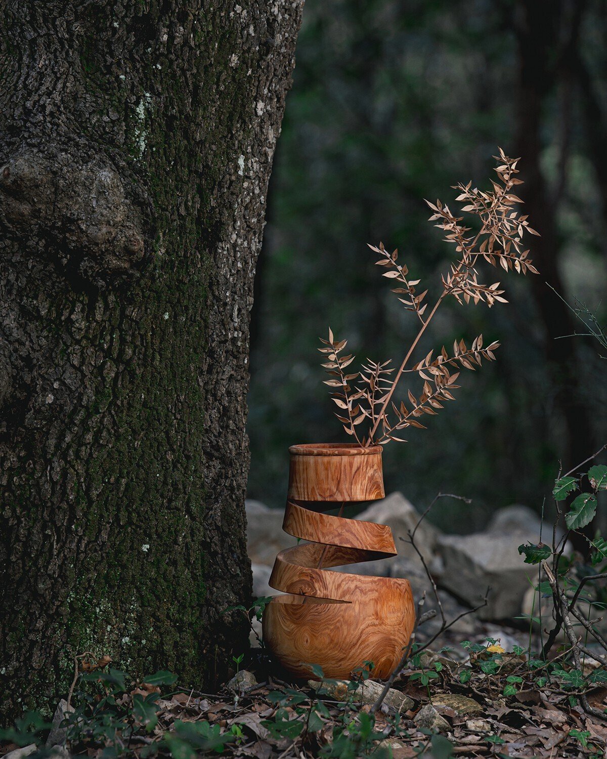 デザイナーと職人の対話から生まれた、フィレンツェ産木材のフラワー