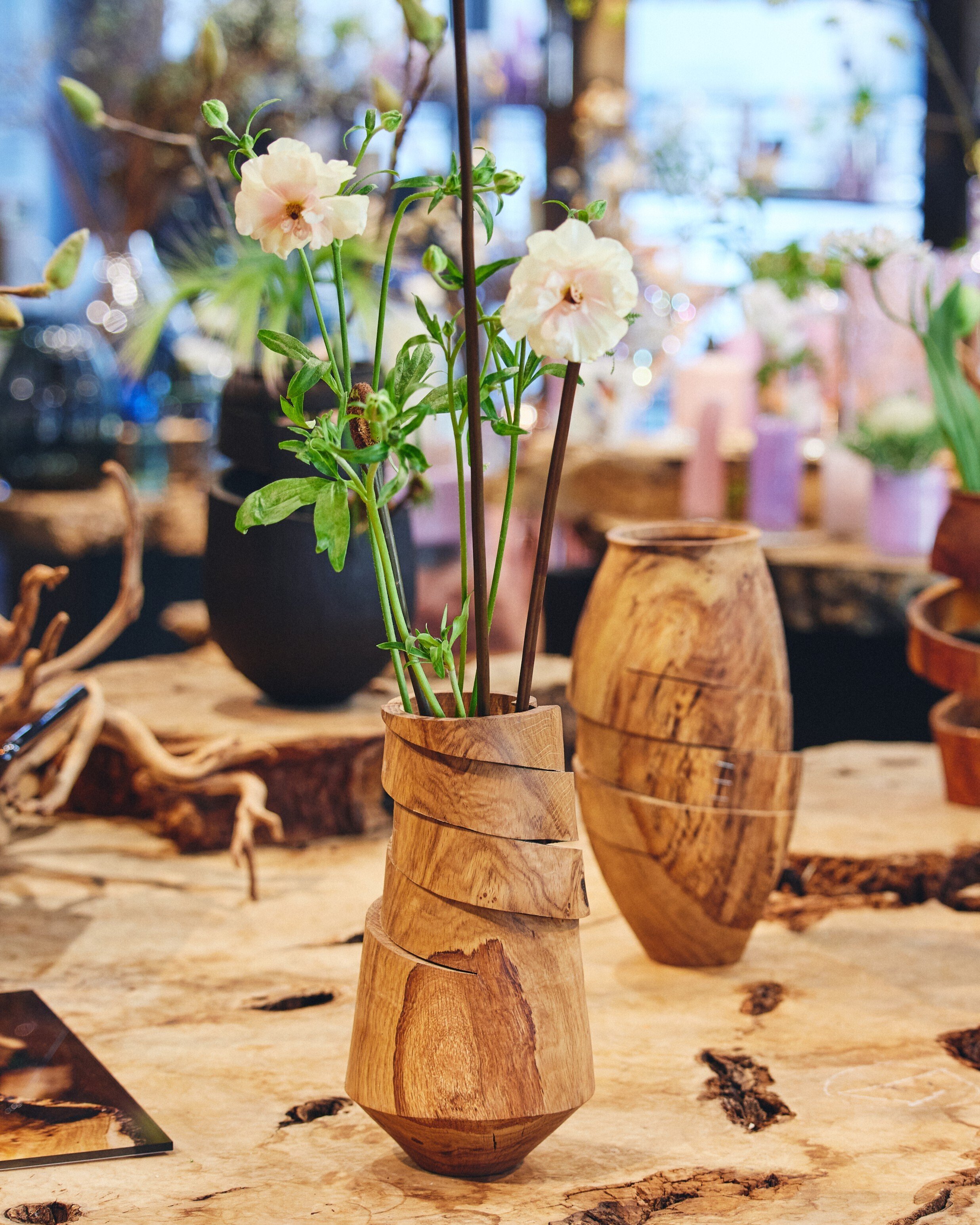 デザイナーと職人の対話から生まれた、フィレンツェ産木材のフラワー