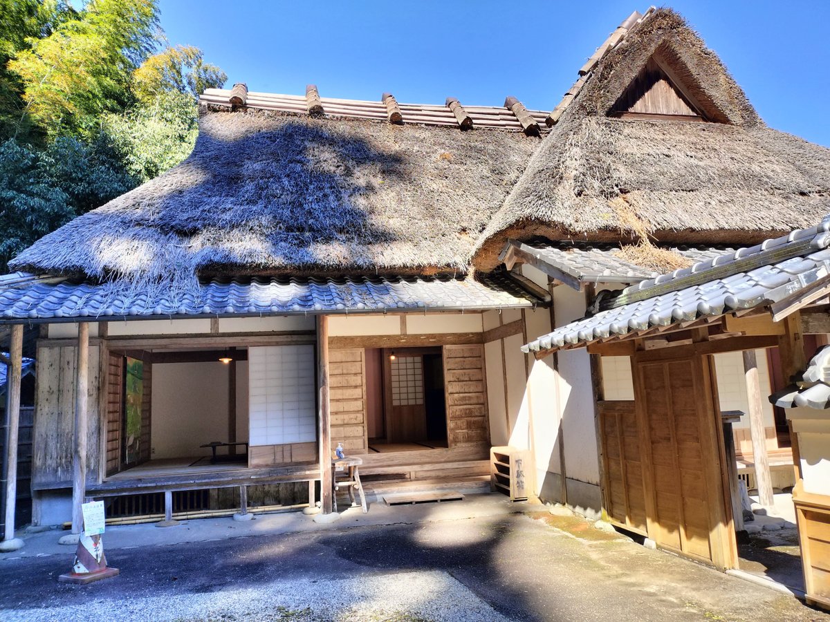 中岡慎太郎生家。茅葺屋根の家。