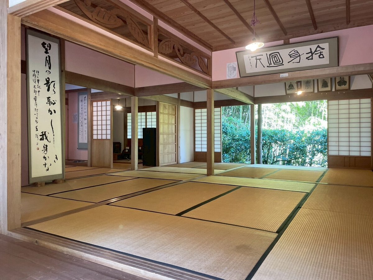 中岡慎太郎生家の部屋。「望月の影 恥ずかしき我が身かな」という慎太郎の歌が書かれた掛け軸などが飾られている