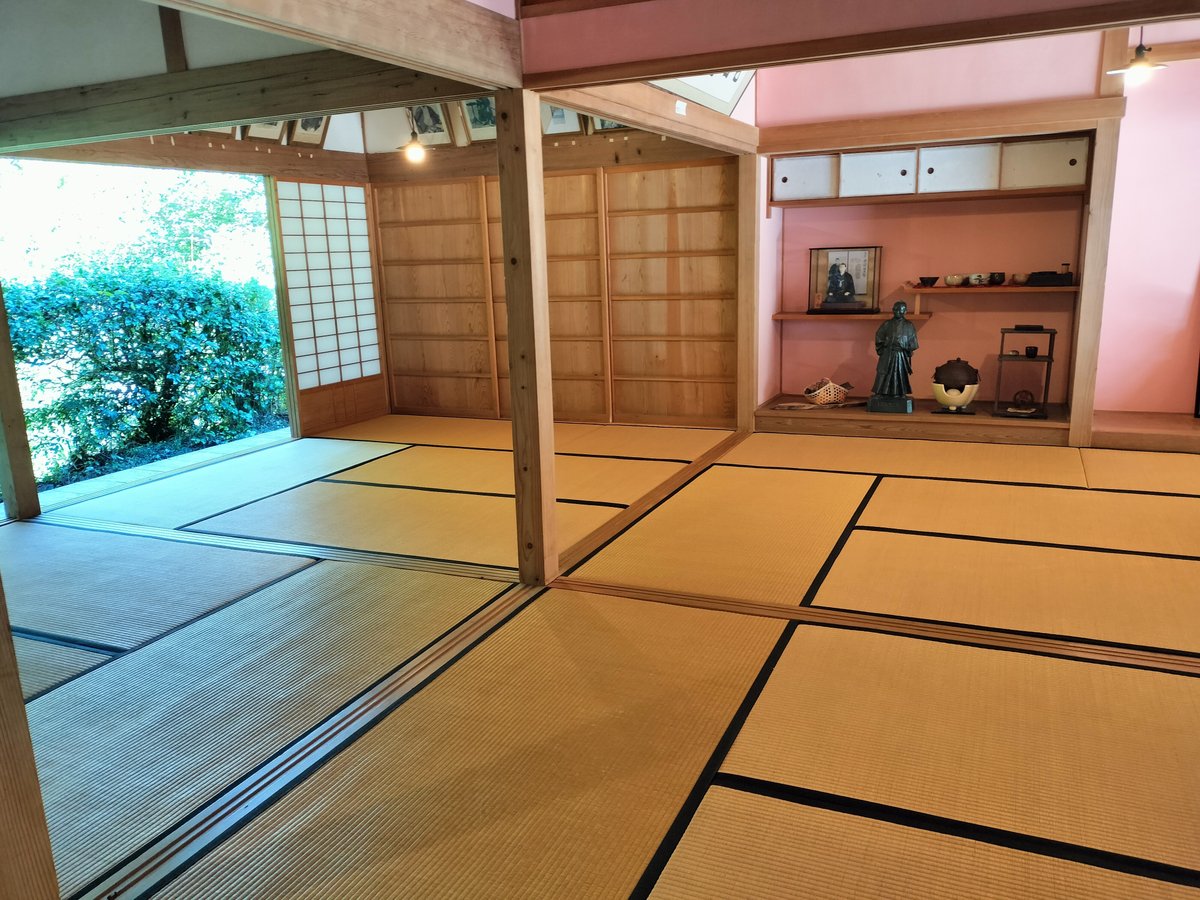 中岡慎太郎生家の室内。慎太郎の像がいくつか飾ってある